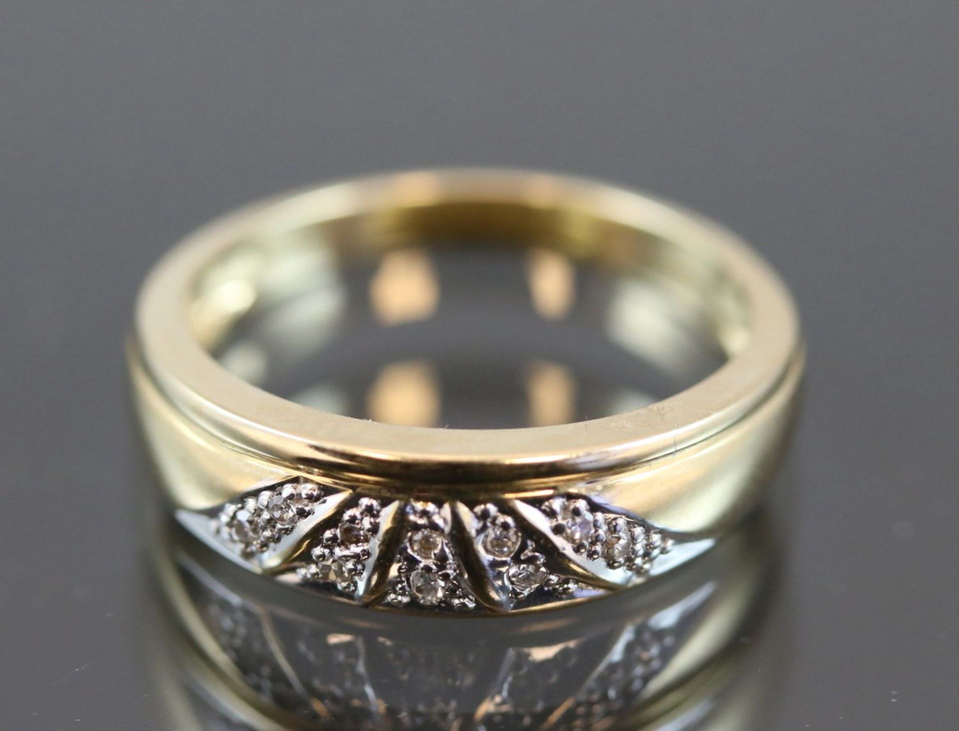 Diamant-Ring, 585 Gelbgold3,5 Gramm 10 Diamanten, 0,10 ct., w/si. Ringgröße: 54Schätzpreis: 400,-