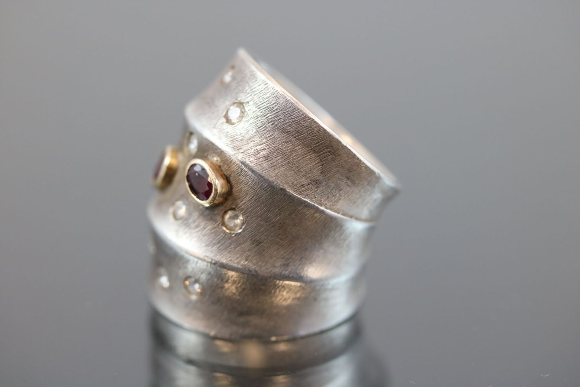 Design-Ring, 925 Silber/Gold21,3 Gramm 12 Brillanten, ca.0,60 ct., w/si. Ringgröße: 582 Rubine. - Bild 2 aus 3