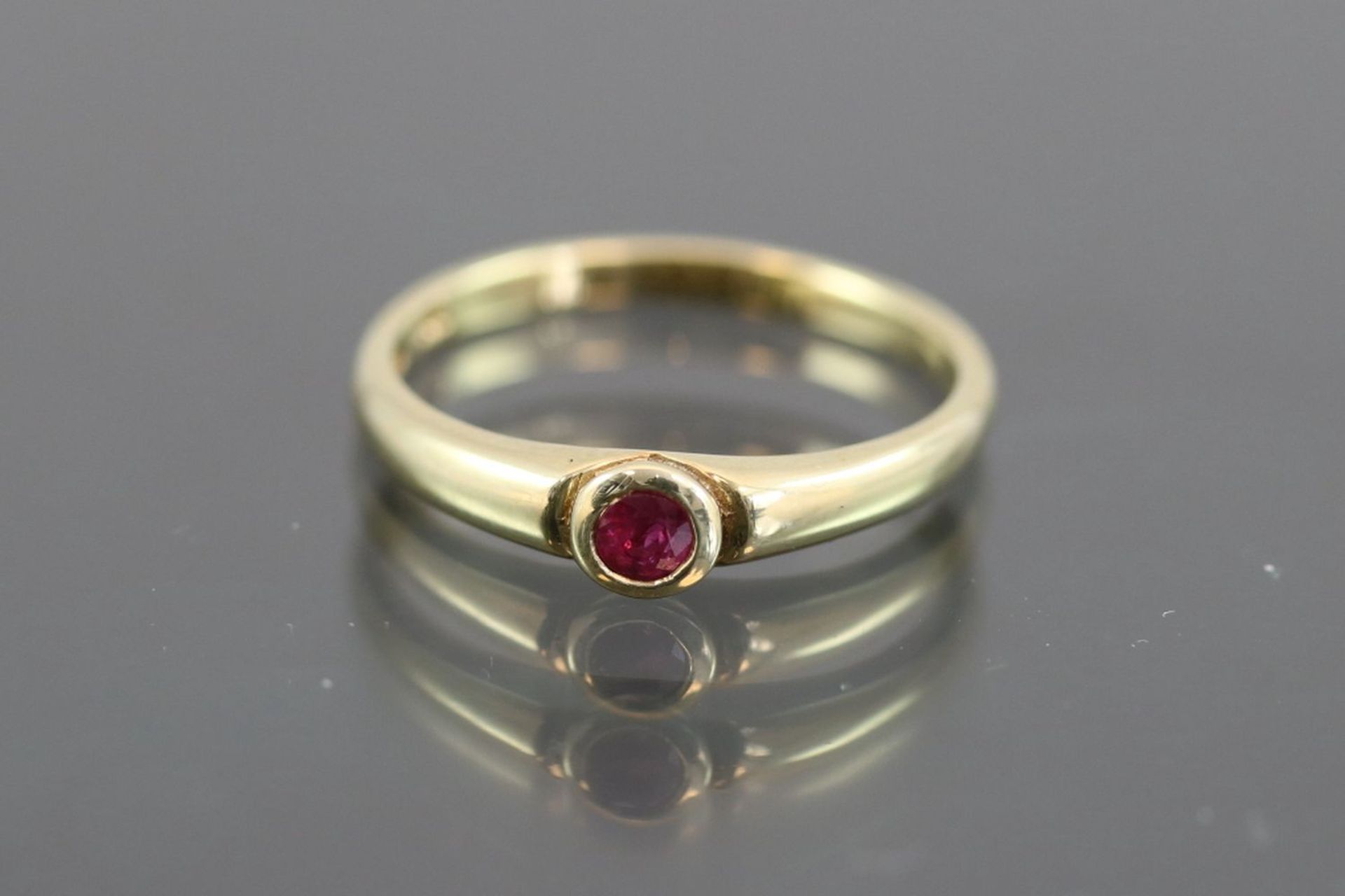 Rubin-Ring, 585 Gelbgold2,6 Gramm 1 Rubin, Ringgröße: 55Zustand: Neu-Nachlass JuwelierSchätzpreis: