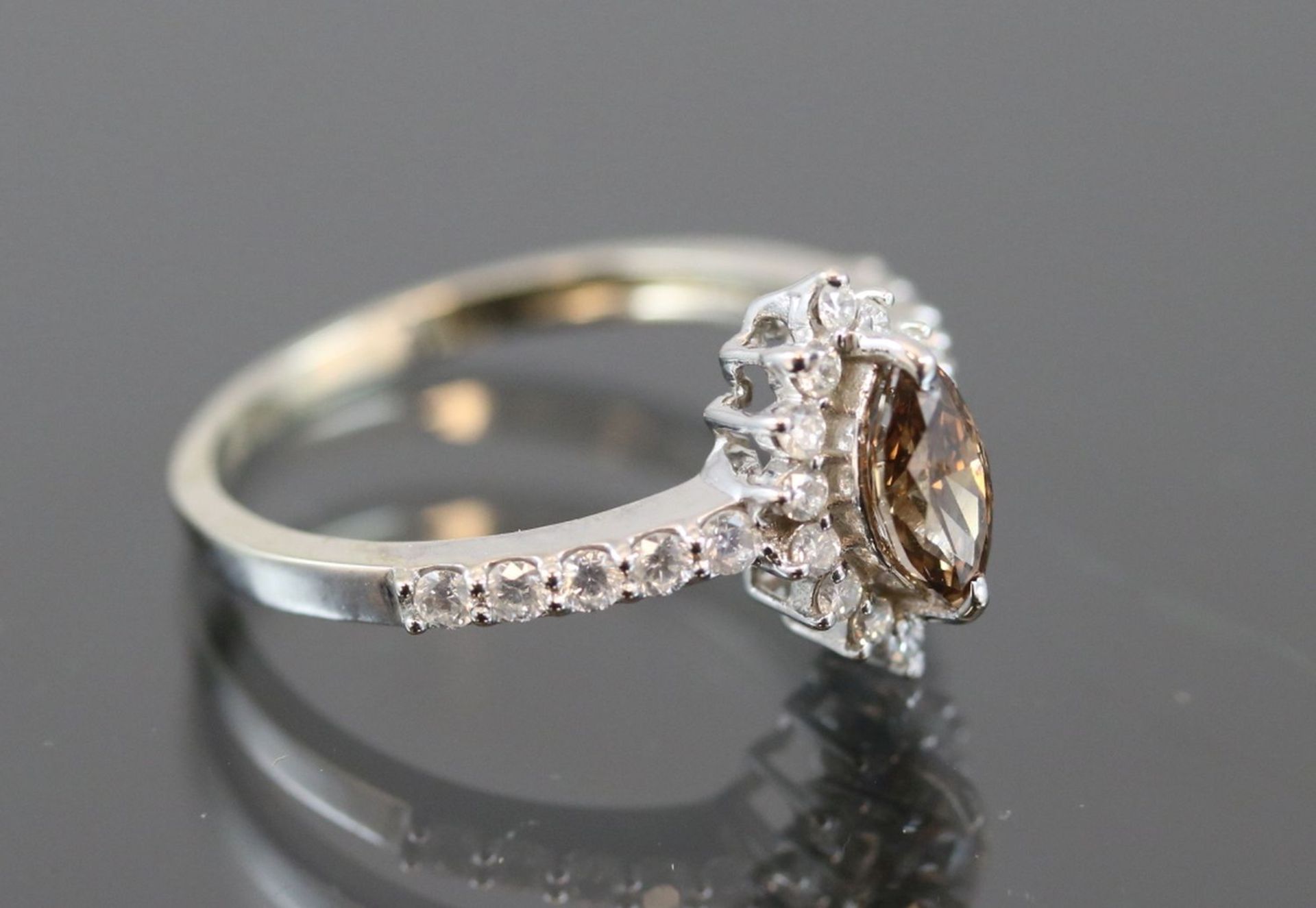 Brillant-Diamant-Ring, 585 Weißgold2,80 Gramm 1 Diamantnavette, ca. 0,40 ct., dark champ./si. - Bild 4 aus 7