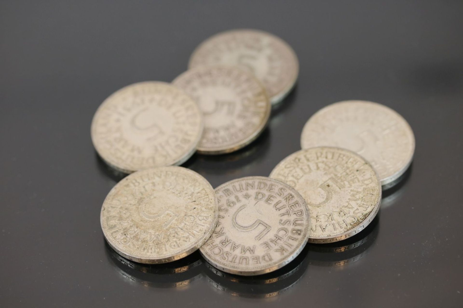 7 Münzen mit einem Nennwert von 5 Deutsche Mark, 1951Material: SilberPrägebuchstabe: FGewicht: 78 - Bild 2 aus 2