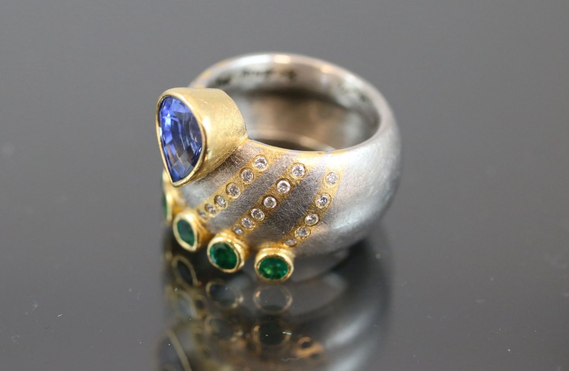 Zobel-Saphir-Smaragd-Brillant-Ring, 950 PD/Gold20.8 Gramm 34 Brillanten, 0,34 ct., w/si. - Bild 16 aus 16
