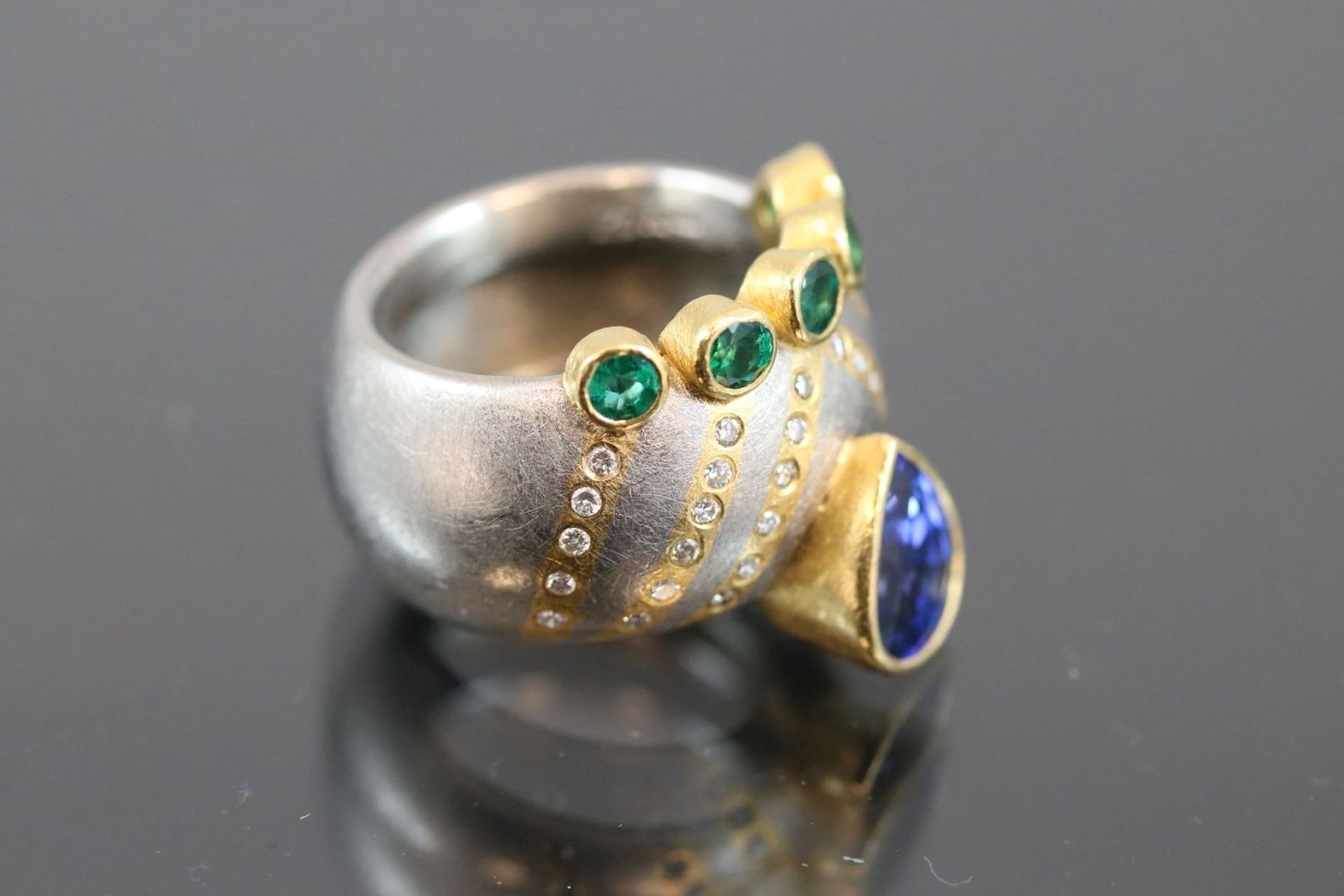 Zobel-Saphir-Smaragd-Brillant-Ring, 950 PD/Gold20.8 Gramm 34 Brillanten, 0,34 ct., w/si. - Bild 15 aus 16
