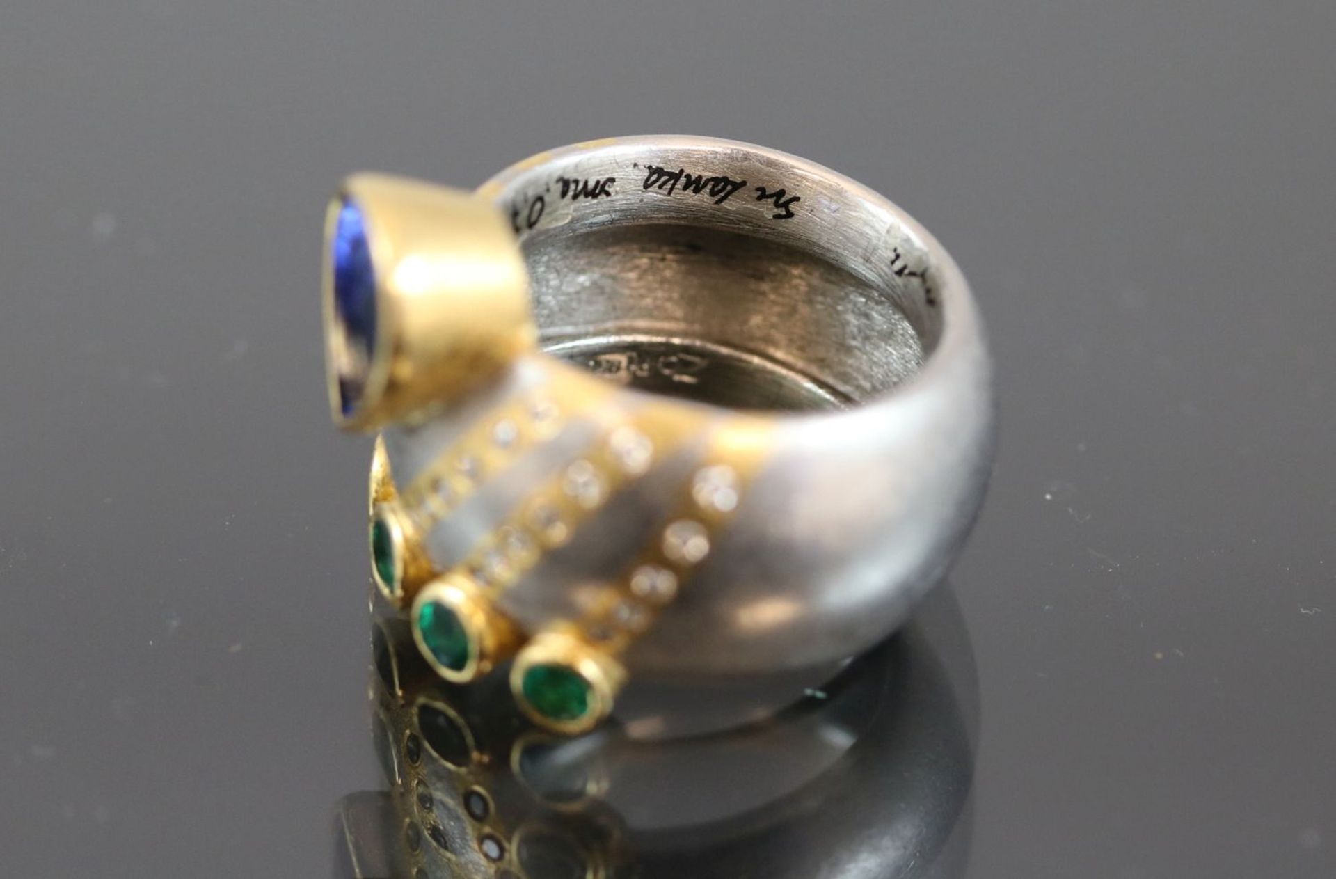 Zobel-Saphir-Smaragd-Brillant-Ring, 950 PD/Gold20.8 Gramm 34 Brillanten, 0,34 ct., w/si. - Bild 13 aus 16