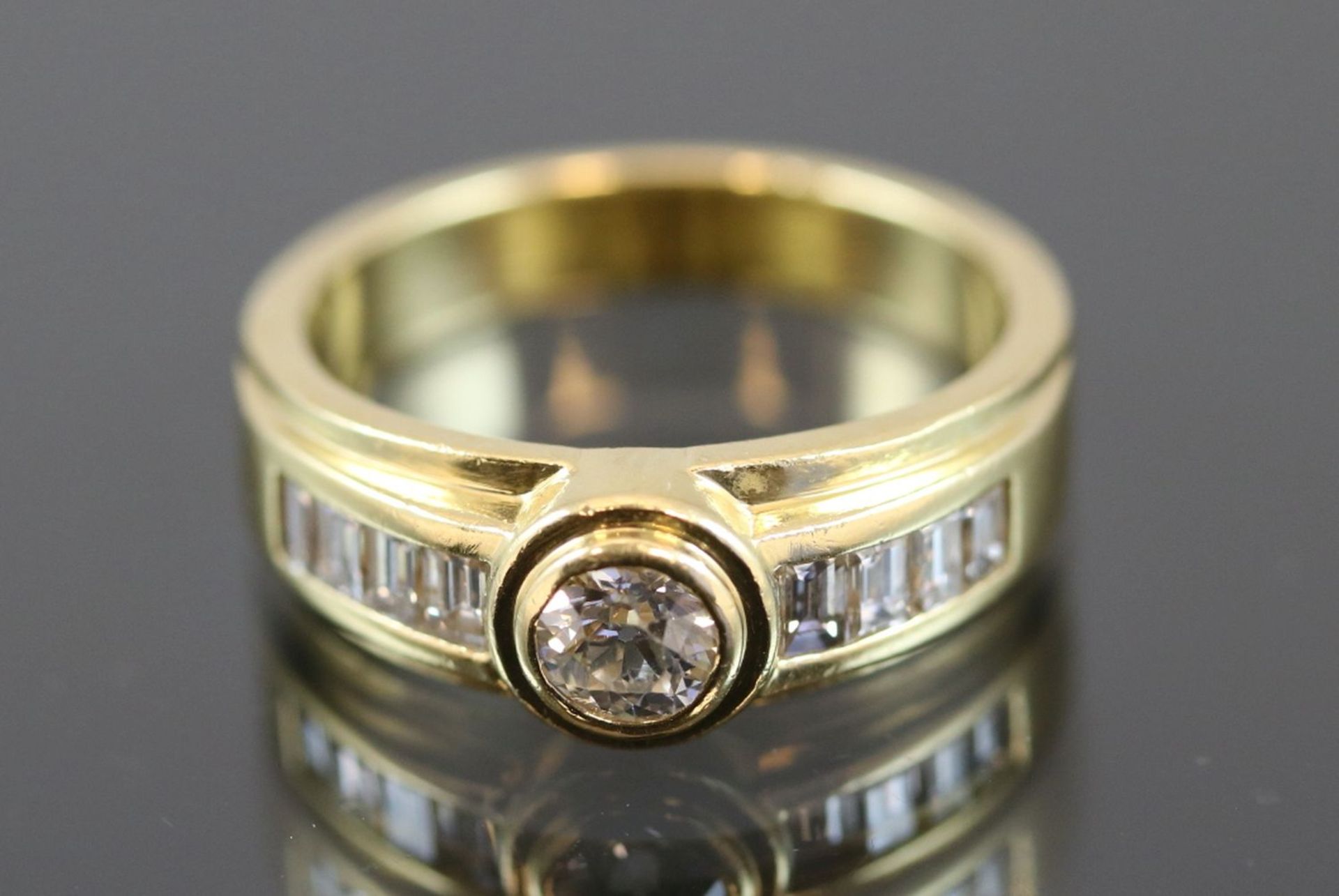 Diamant-Ring, 750 Gold7,9 Gramm 1 Diamant, ca. 0,40 ct., w/si. Ringgröße: 558 Diamantbaguettes