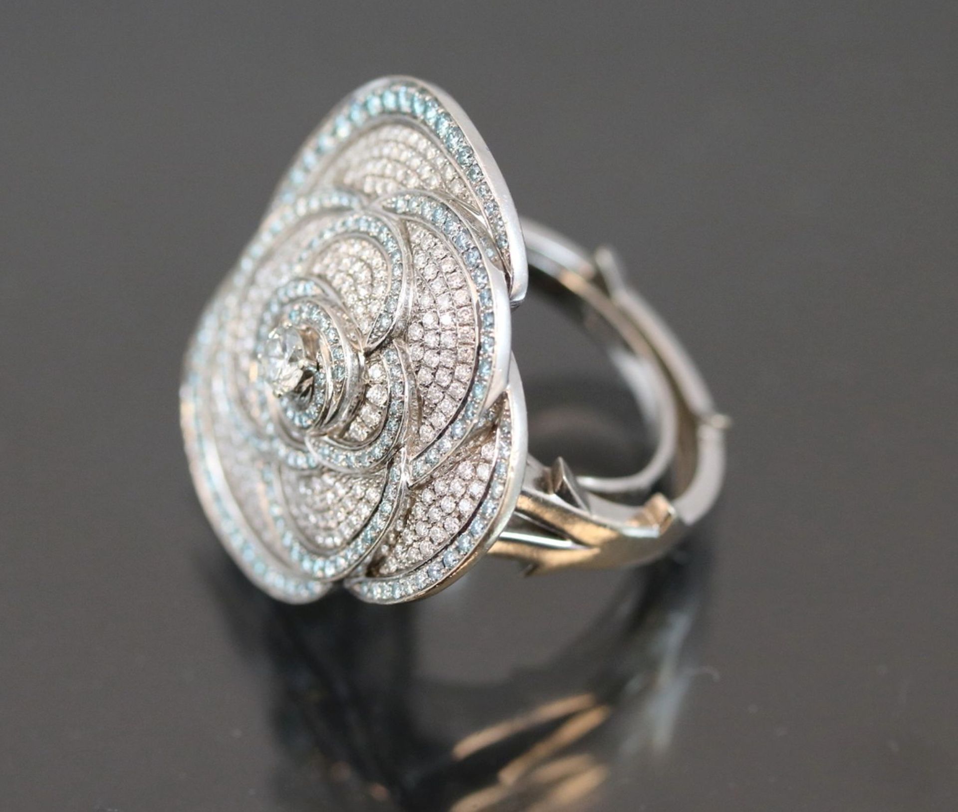 Brillant-Ring, 750 Weißgold19,2 Gramm Brillanten, Ringgröße: 58Ringkopf in Rosenform. - Bild 2 aus 4