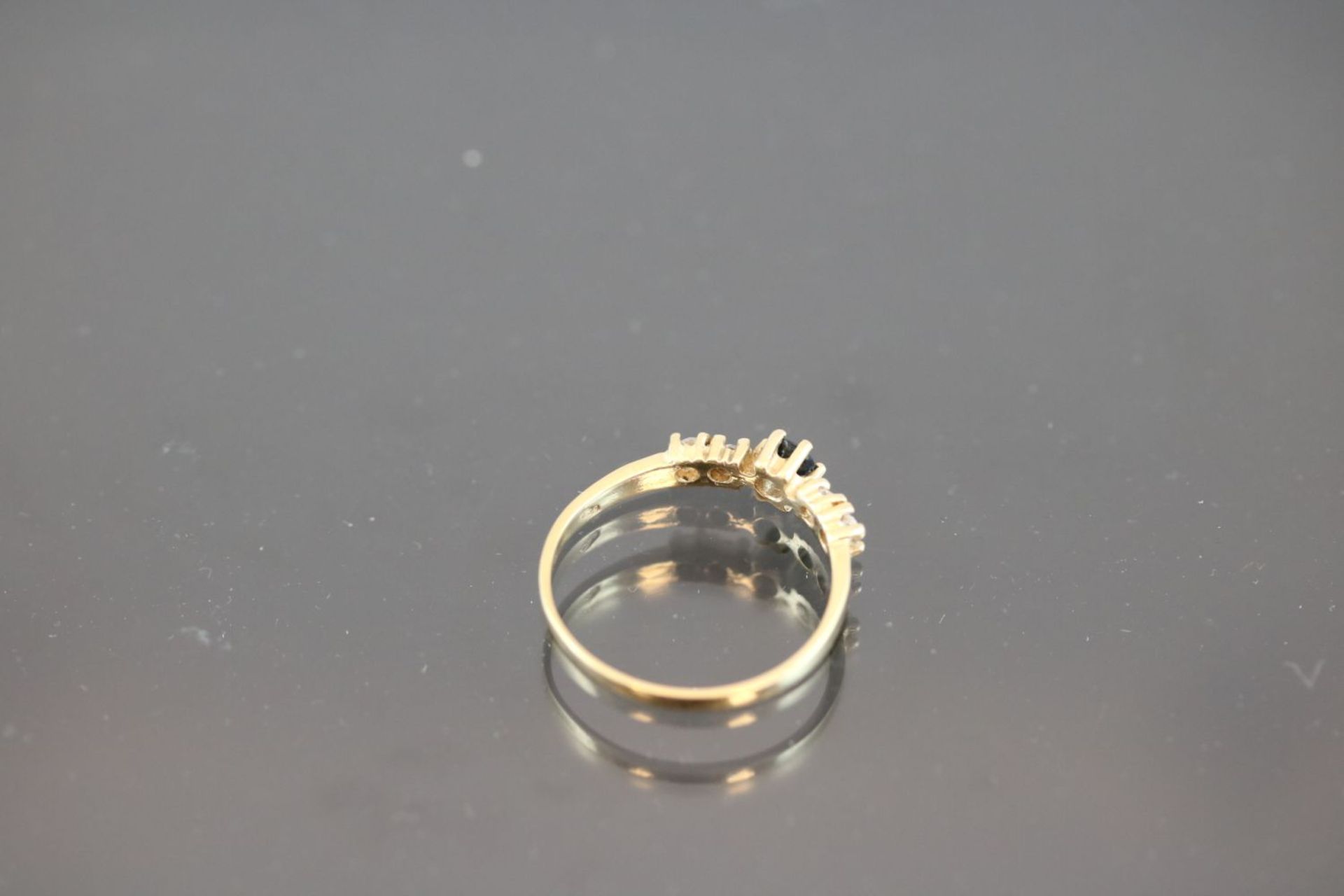Saphir-Ring, 750 Gelbgold1,8 Gramm 1 Saphir, 0,08 ct., blau. Ringgröße: 54Schätzpreis: 350,- - Bild 4 aus 4
