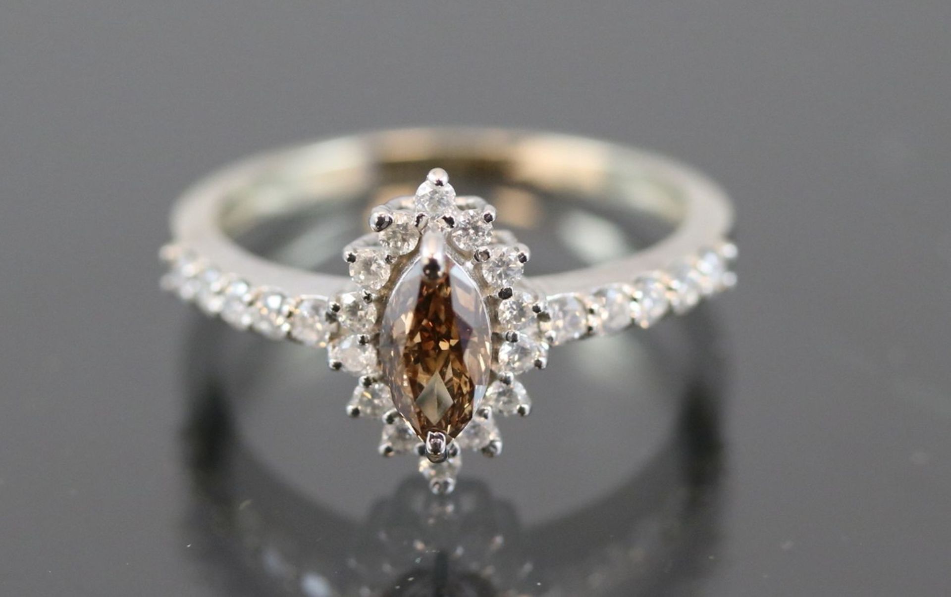 Brillant-Diamant-Ring, 585 Weißgold2,80 Gramm 1 Diamantnavette, ca. 0,40 ct., dark champ./si.
