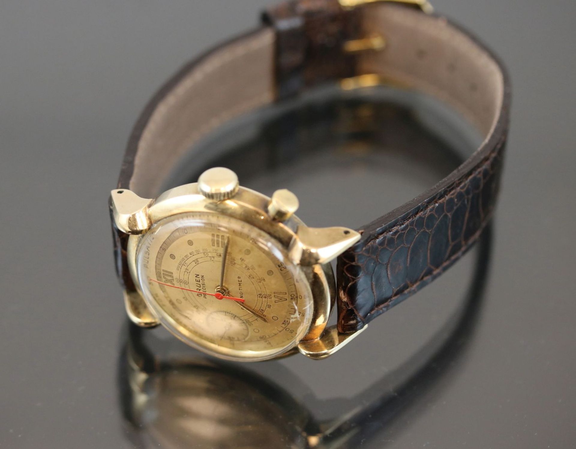 Gruen Precision-Uhr, 585 GoldWerk: Chrono Timer, HandaufzugBand: Braunes LederbandFunktion:
