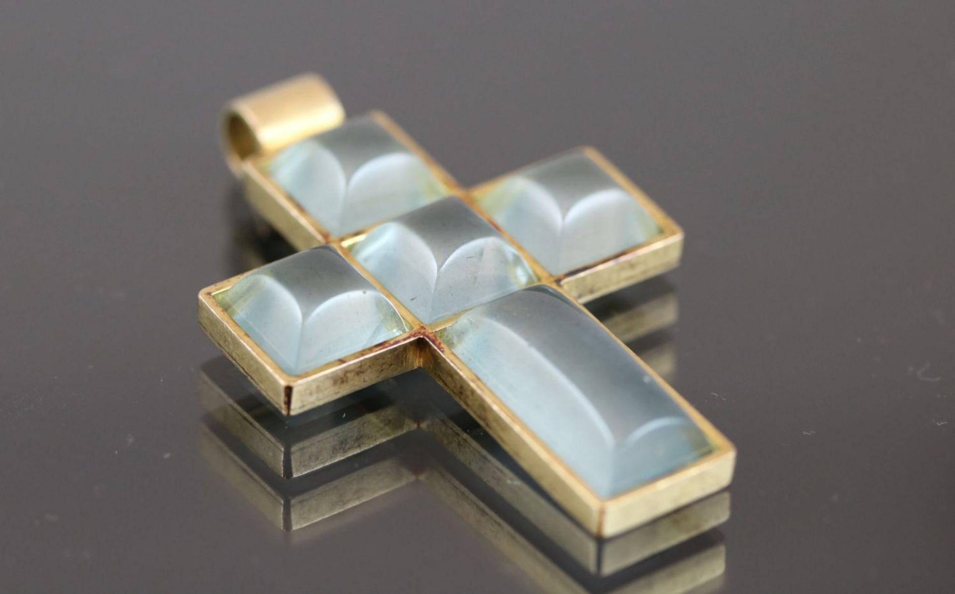 Aquamarin-Kreuz, 750 Gelbgold18 Gramm 5 Aquamarine, Breite: 3,5 cm, Länge: 5 cm Schätzpreis: 2200,-