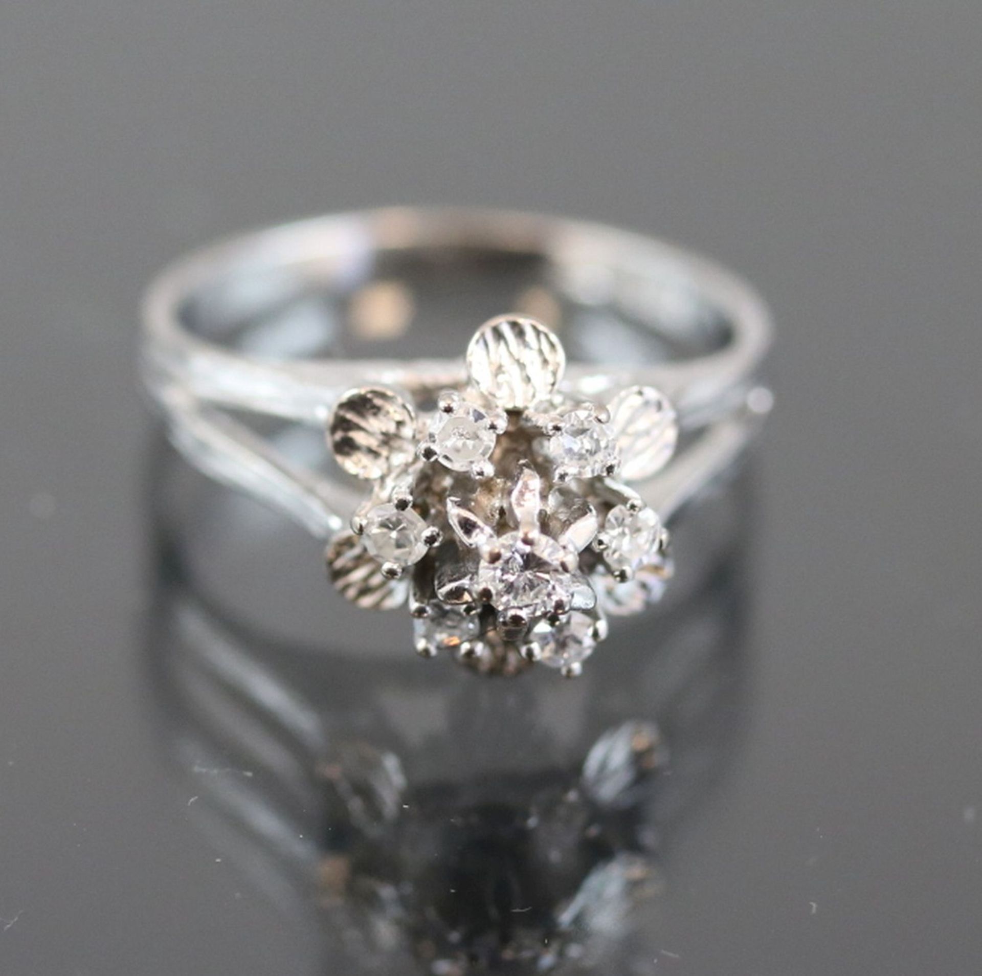 Diamant-Ring, 585 Weißgold3,2 Gramm 7 Diamanten, 0,15 ct., w/p1. Ringgröße: 49