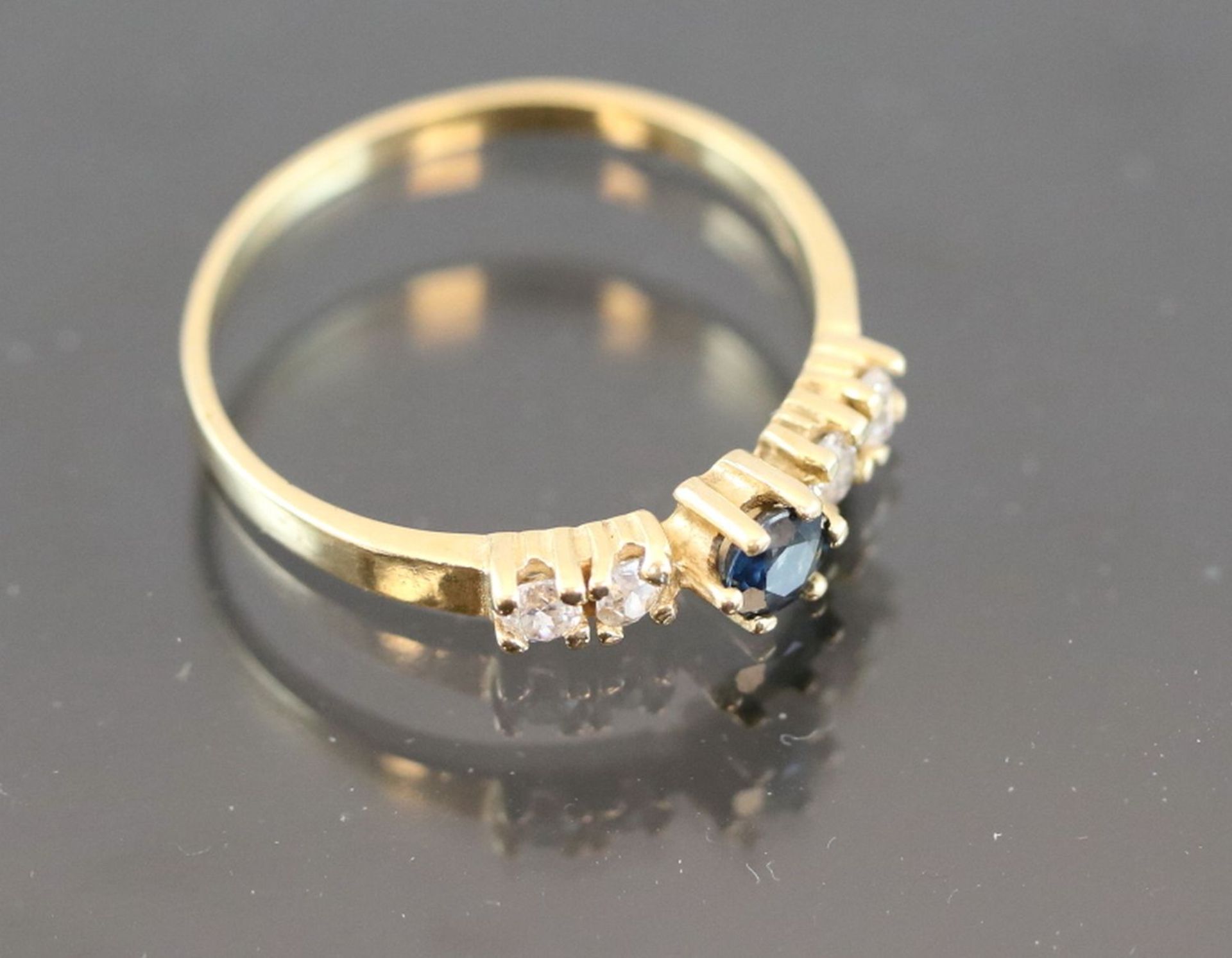 Saphir-Ring, 750 Gelbgold1,8 Gramm 1 Saphir, 0,08 ct., blau. Ringgröße: 54Schätzpreis: 350,- - Bild 2 aus 4