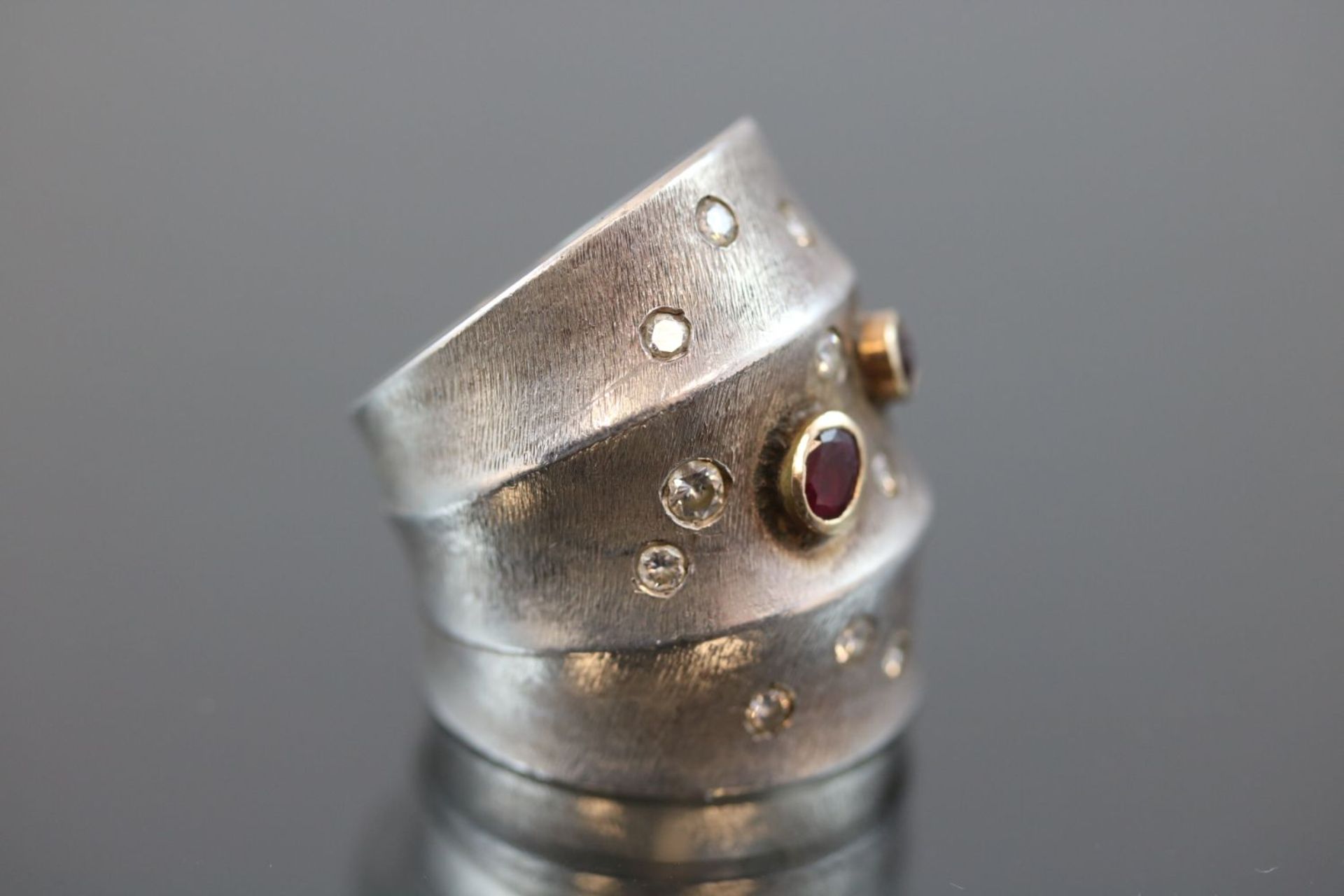 Design-Ring, 925 Silber/Gold21,3 Gramm 12 Brillanten, ca.0,60 ct., w/si. Ringgröße: 582 Rubine. - Bild 3 aus 3