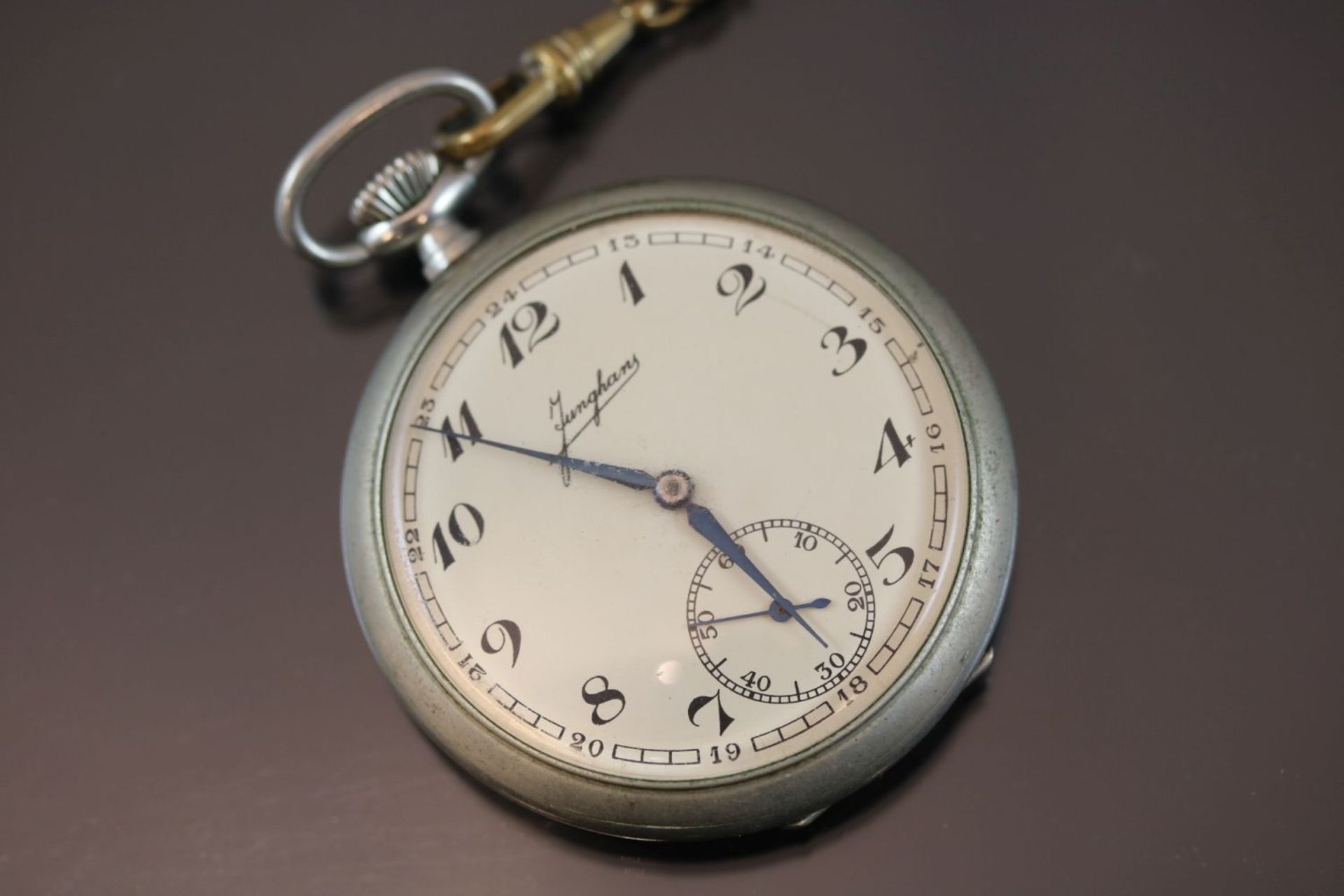 Taschenuhr-JunghansWerk: HandaufzugGehäuse Ø: 4,5 cm Mit Uhrenkette.