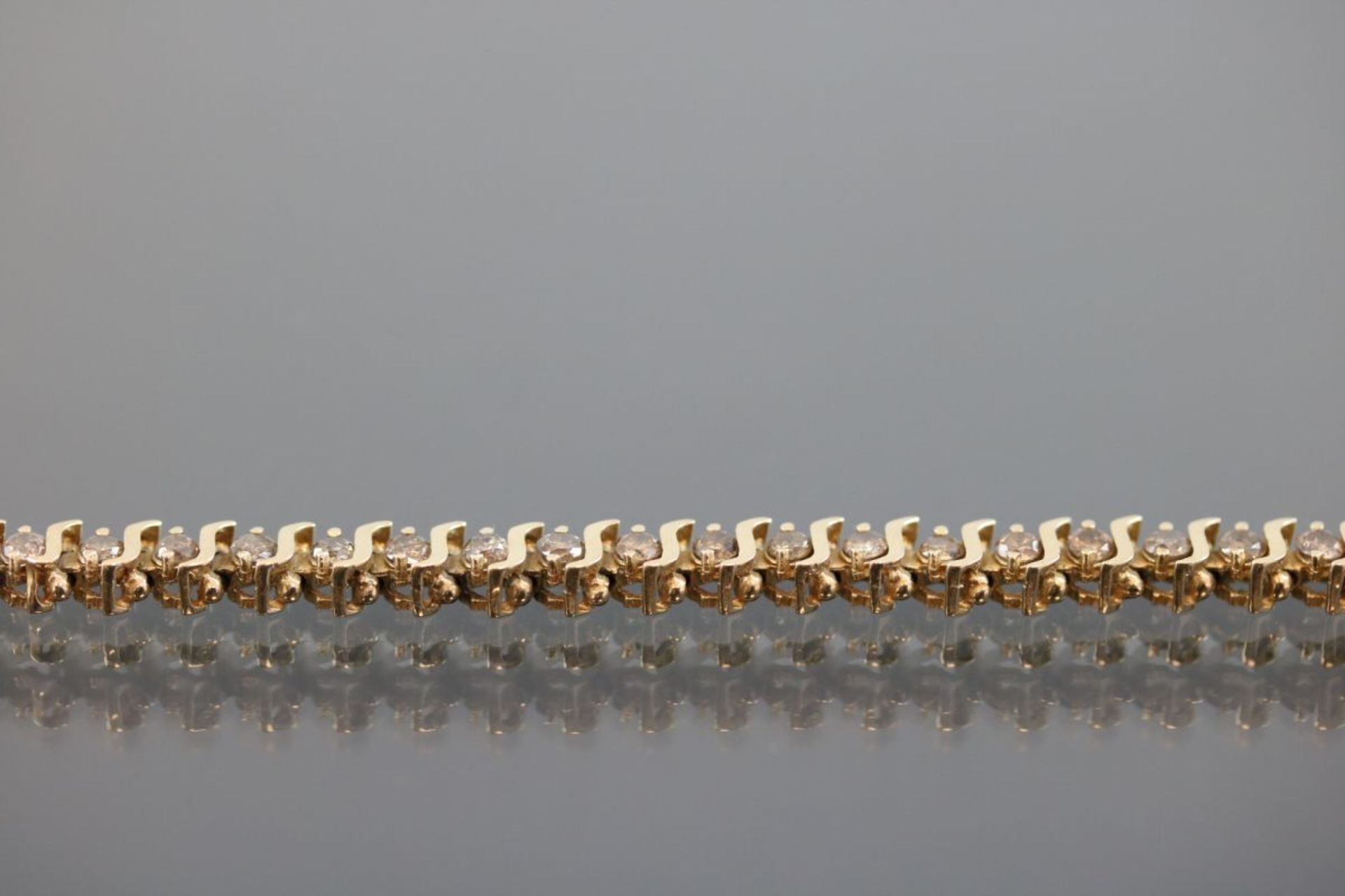 Brillant-Armband, 375 Gold10 Gramm 44 Brillanten, ca. 2,2 ct., fancy/p1. Länge: 18 cm - Bild 3 aus 3