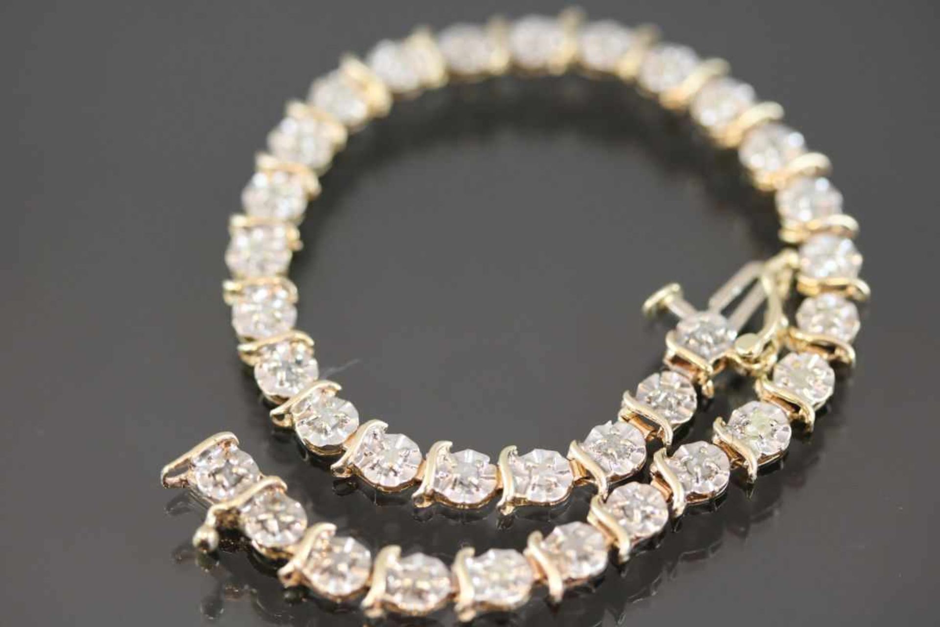 Diamant-Armband, 375 Gelbgold4,8 Gramm 33 Diamanten, ca. 0,60 ct., Länge: 17,5 cm Schätzpreis: 800,- - Bild 2 aus 2