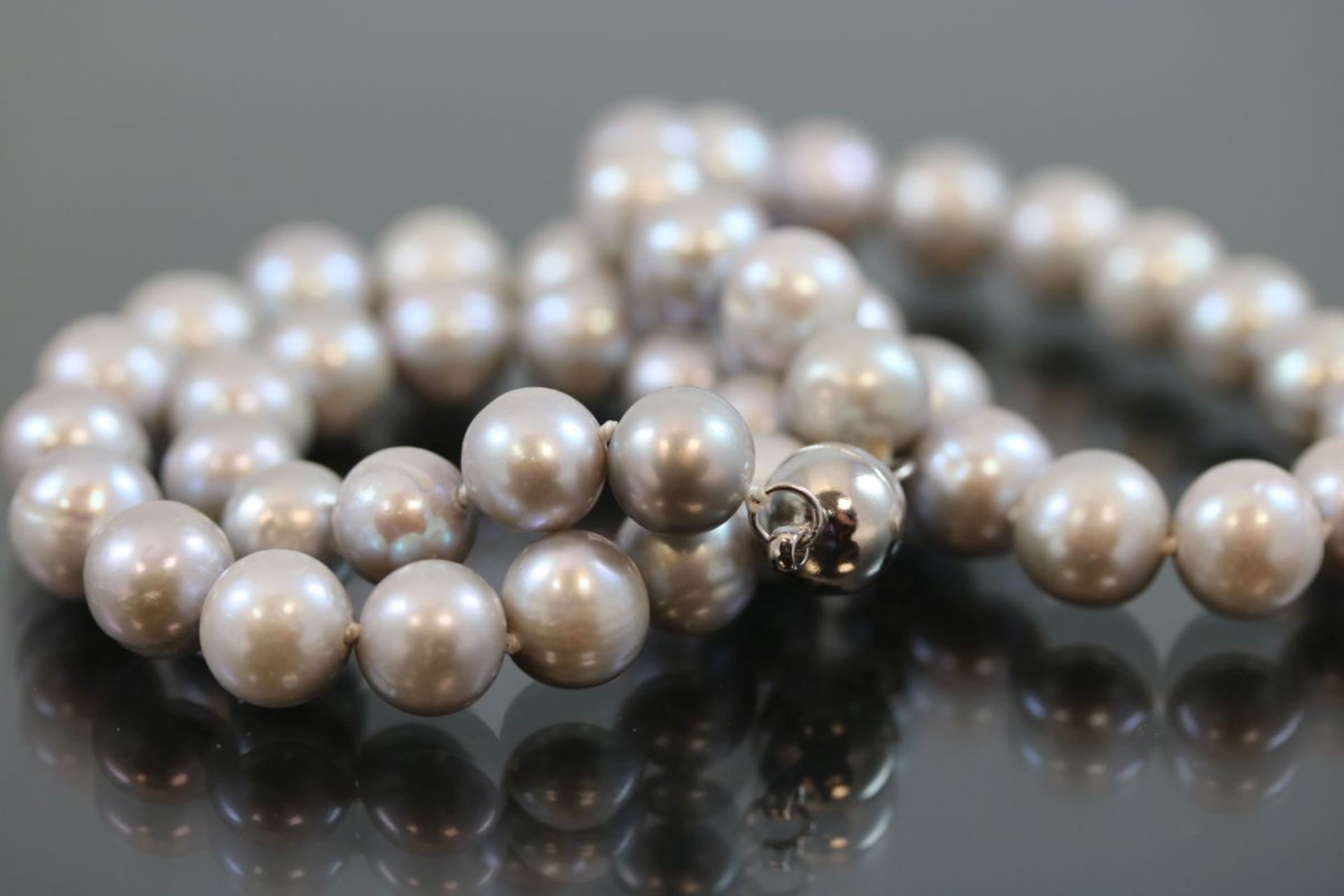 Perlkette, Magnetverschluß63,8 Gramm Länge: 45 cm Perlendurchmesser: 10,5 mm
