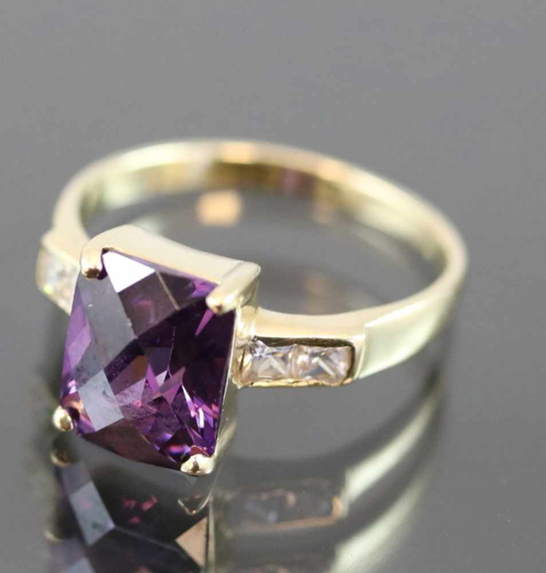 Amethyst-Ring, 585 Gold4,4 Gramm Ringgröße: 56Schätzpreis: 800,-