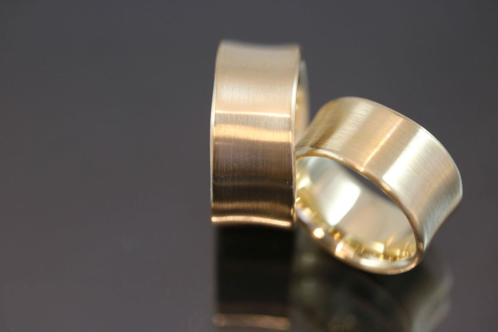 Trauringe, 750 Gelbgold37,3 Gramm Ringgröße: 52/57Breite: 10,5 cm, Koncave Ringform, 10,5 x 2,5 mm. - Bild 4 aus 4