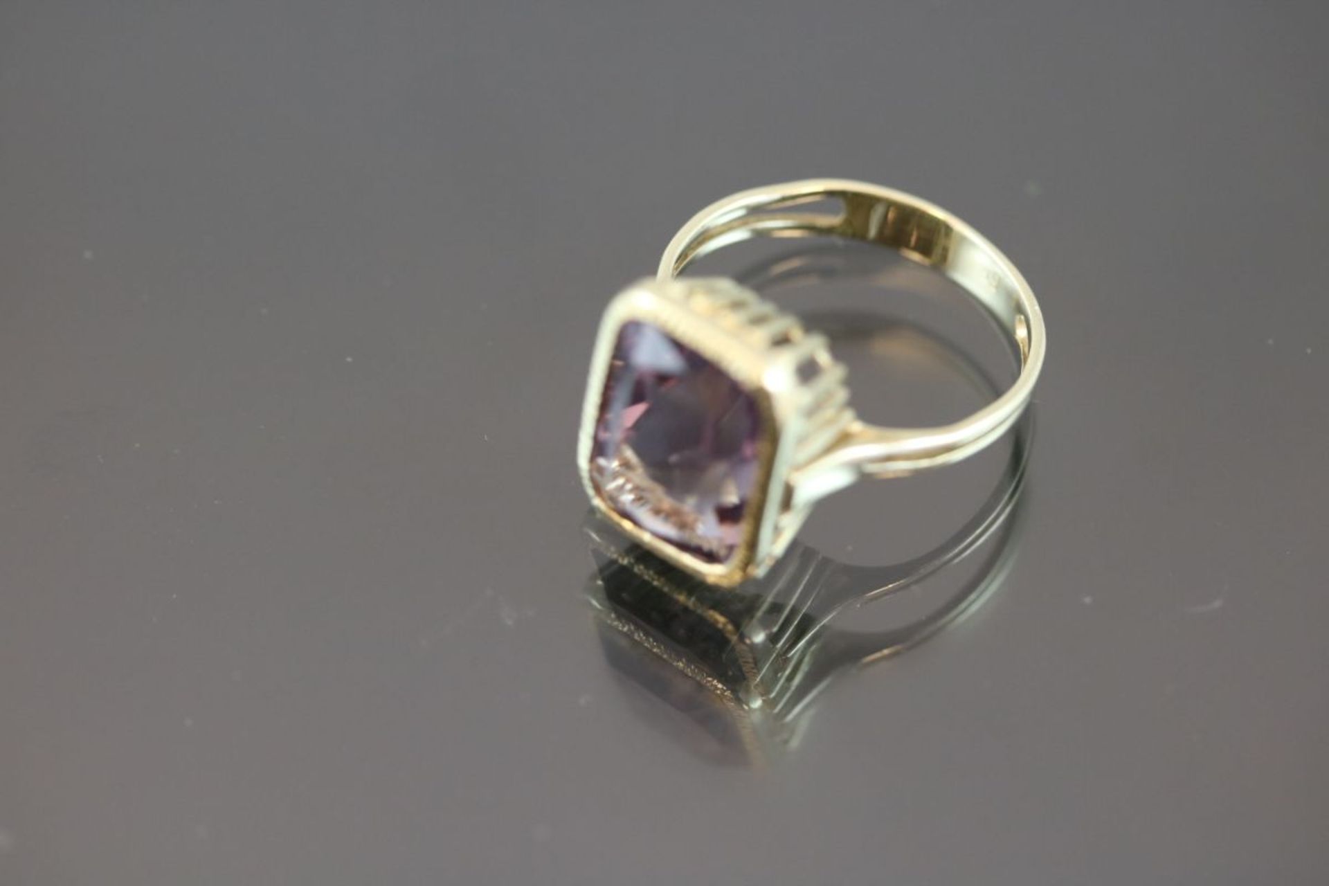 Amethyst-Ring, 585 Gelbgold4,26 Gramm 1 Amethyst, Ringgröße: 52Schätzpreis: 600,-