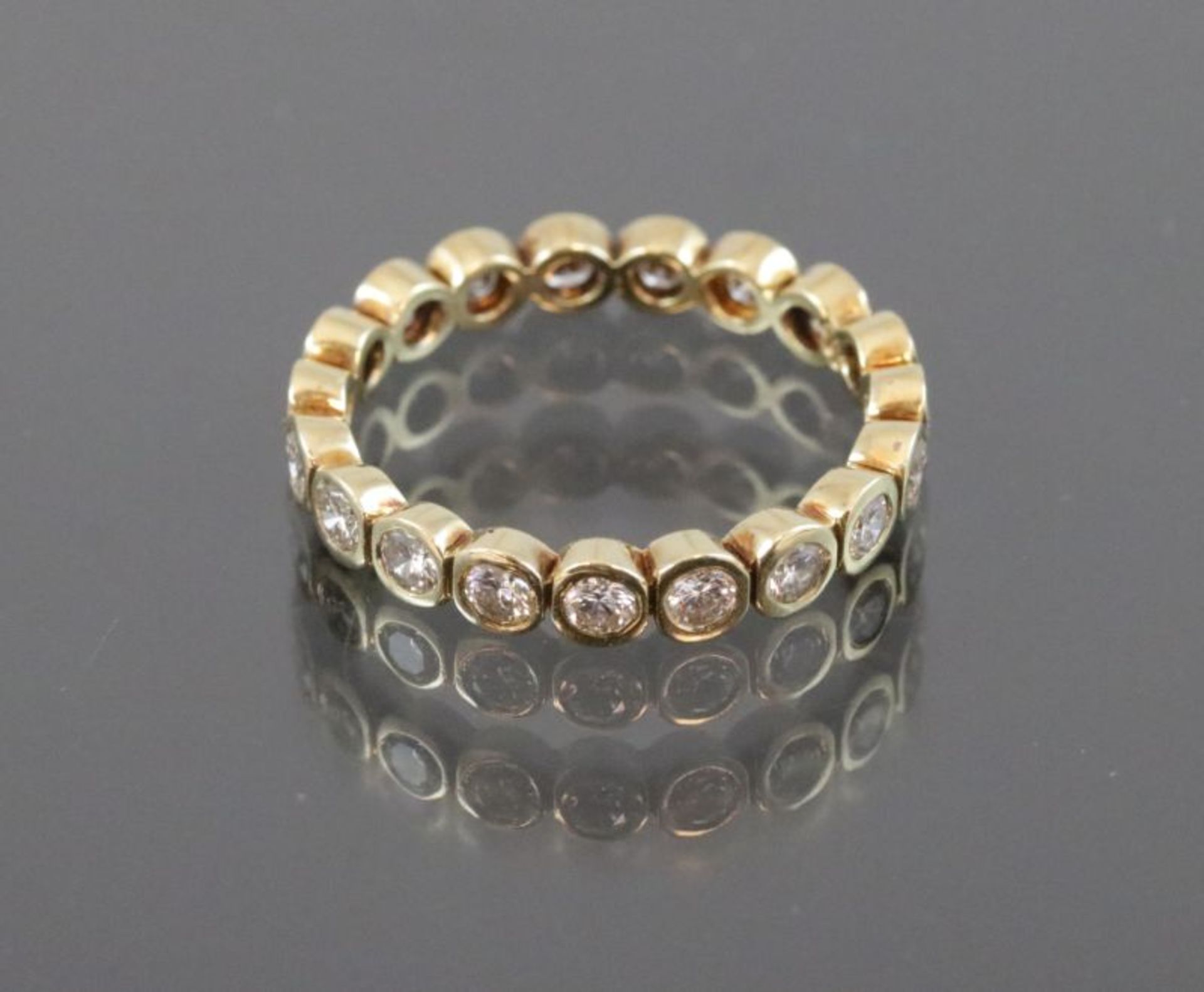 Brillant-Ring, 585 Gelbgold2,6 Gramm Brillanten, 1 ct., w/si. Ringgröße: 53Schätzpreis: 3300,-