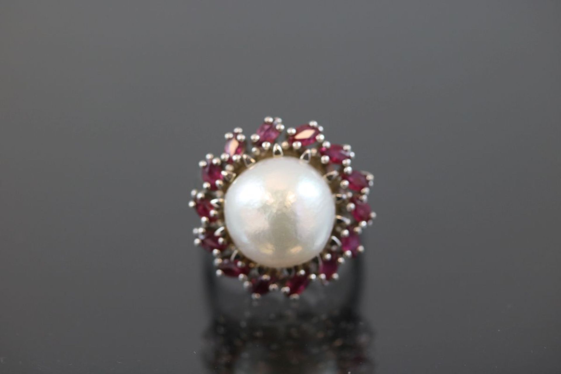 Mabeperl-Rubin-Ring, 585 Weißgold8,75 Gramm 14 Rubine, ca. 1 ct., Ringgröße: 54Schätzpreis: 2200,-