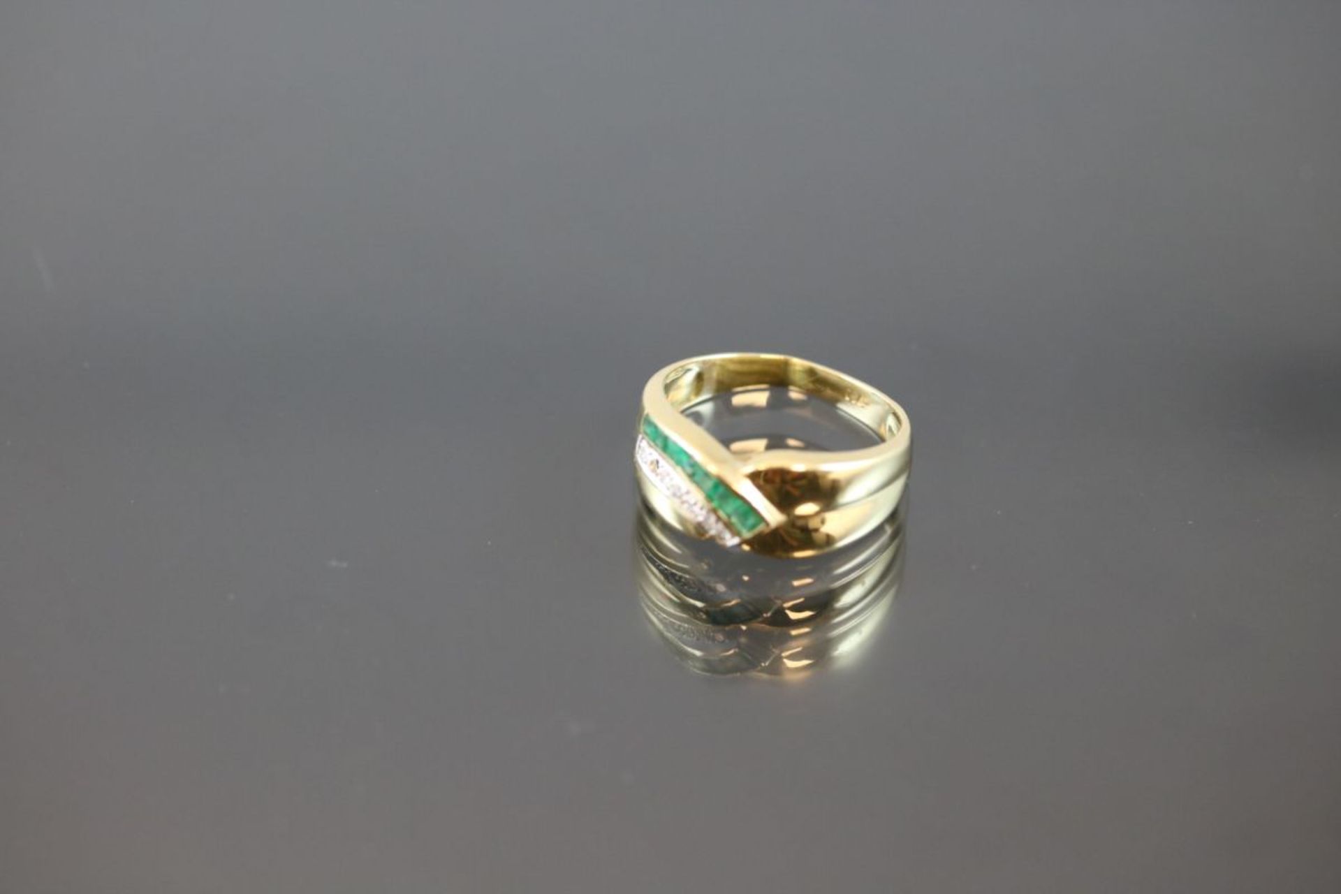 Diamant-Smaragd-Ring, 750 Gelbgold4,2 Gramm Diamanten, Ringgröße: 52Schätzpreis: 700,-