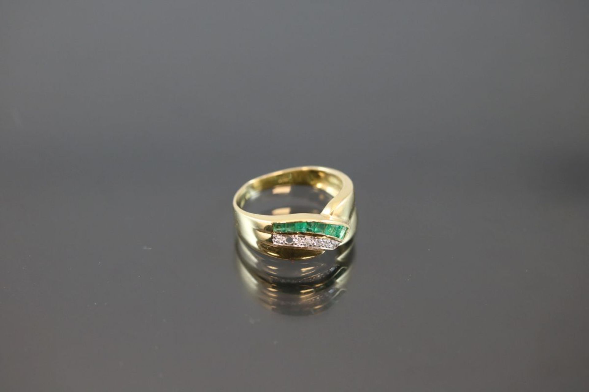 Diamant-Smaragd-Ring, 750 Gelbgold4,2 Gramm Diamanten, Ringgröße: 52Schätzpreis: 700,- - Bild 2 aus 3