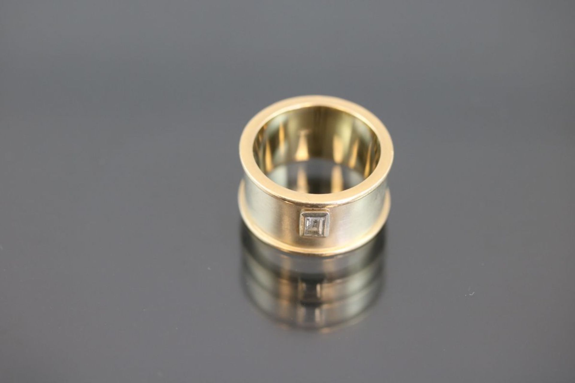 Diamant-Ring, 750 Gelbgold14,4 Gramm 1 Diamantbaguette, 0,15 ct., tw/vsi. Ringgröße: - Bild 2 aus 3