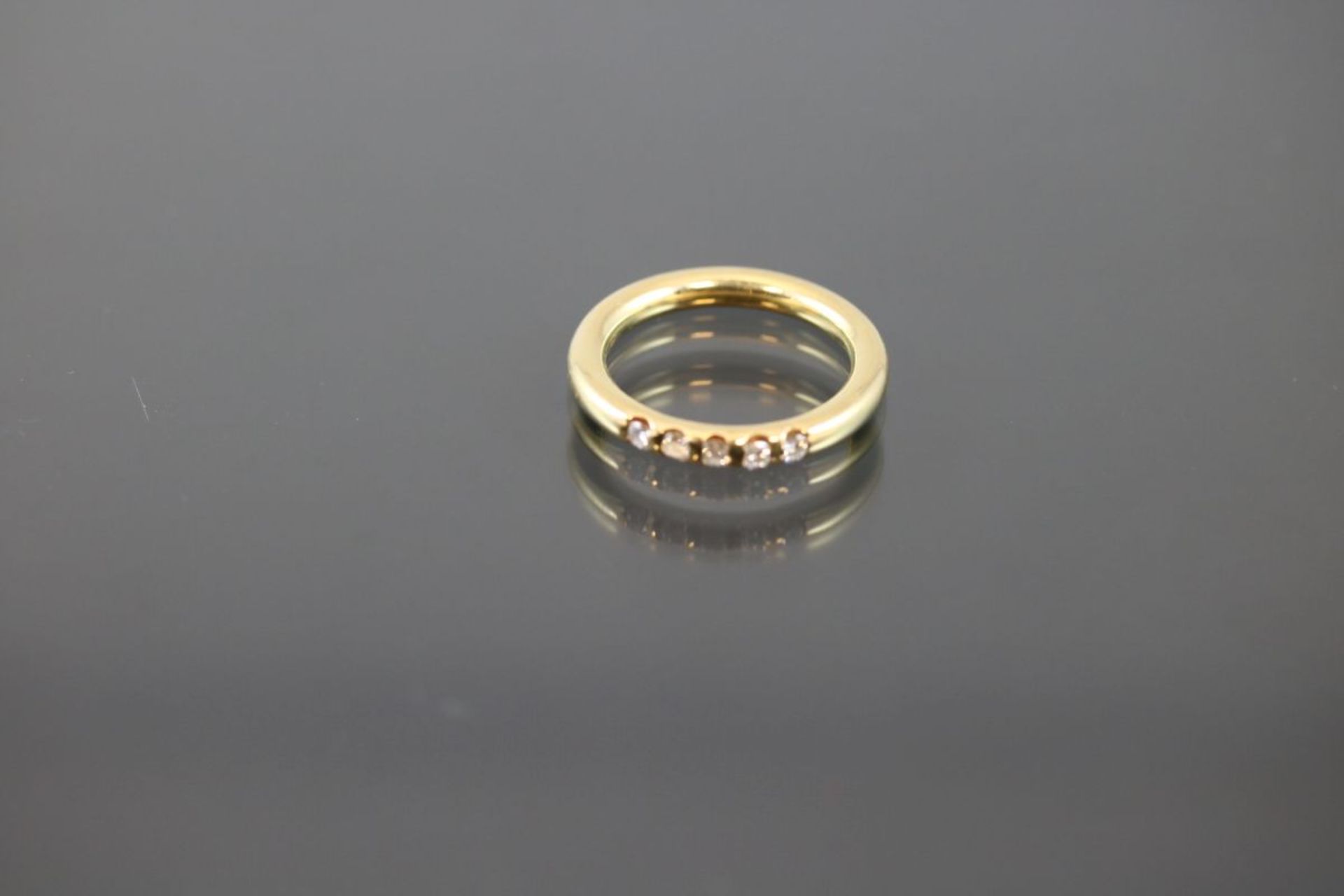 Brillant-Ring, 750 Gelbgold5,8 Gramm 5 Brillanten, 0,20 ct., tw/vsi. Ringgröße: 54Schätzpreis: