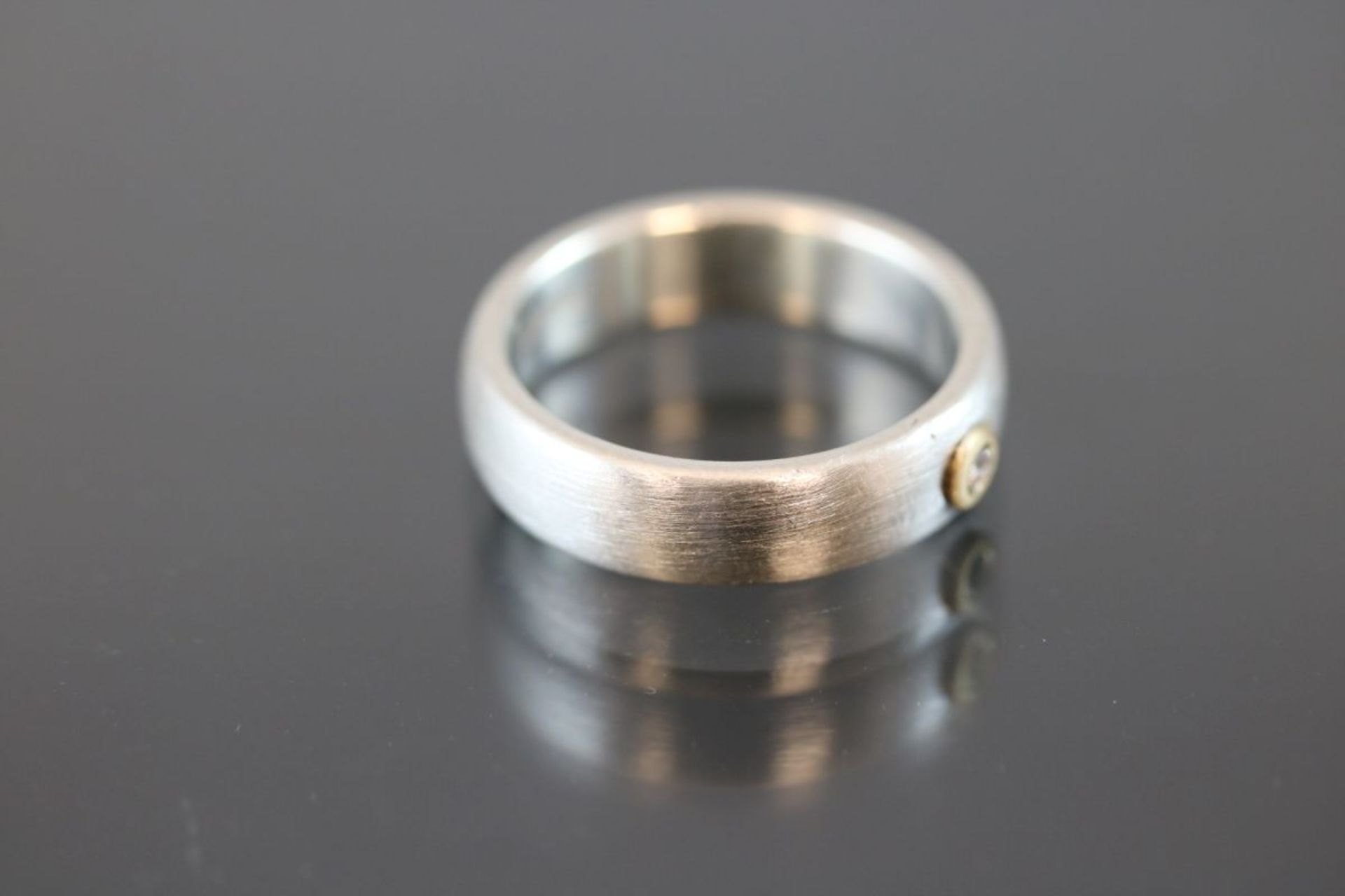 Brillant-Ring, Silber/Gold5,8 Gramm 1 Brillant, 0,02 ct., w/si. Ringgröße: 55Schätzpreis: 450,- - Bild 3 aus 3