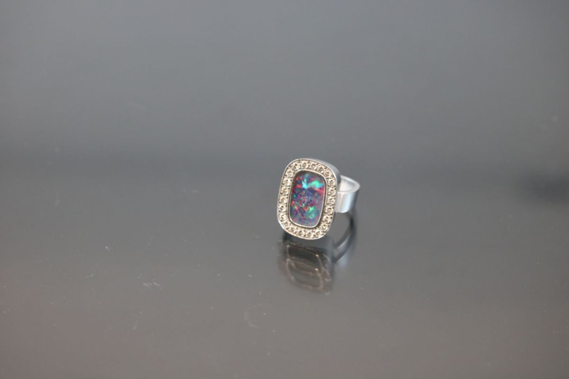 Opal-Brillant-Ring, 750 Weißgold11,3 Gramm 22 Brillanten, 0,66 ct., tw/vsi. Ringgröße: