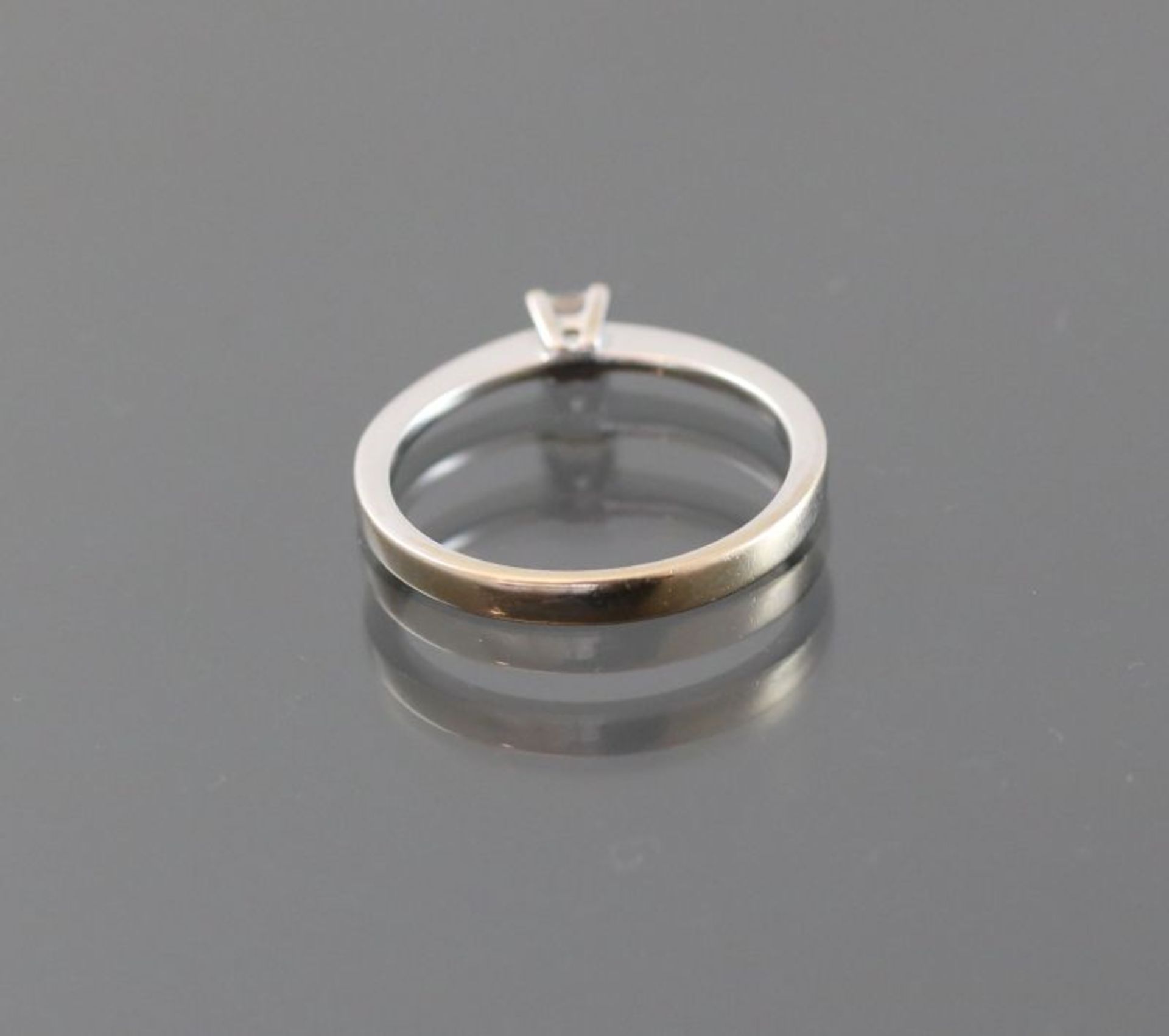 Diamant-Ring, 750 Weißgold2,5 Gramm 1 Diamantcarre, 0,15 ct., Ringgröße: 53,5Schätzpreis: 700,- - Bild 3 aus 3