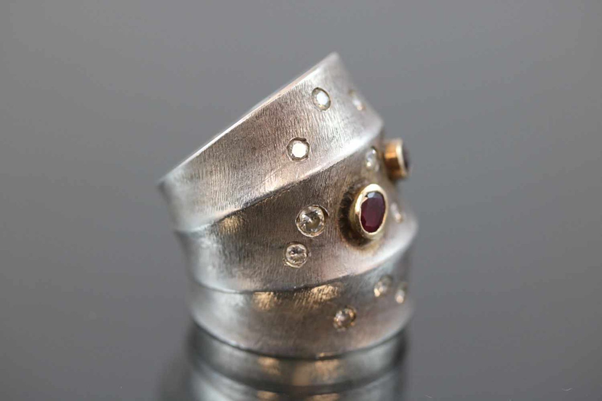 Design-Ring, 925 Silber/Gold21,3 Gramm 12 Brillanten, ca. 0,60 ct., w/si. Ringgröße: 582 Rubine. - Bild 3 aus 3
