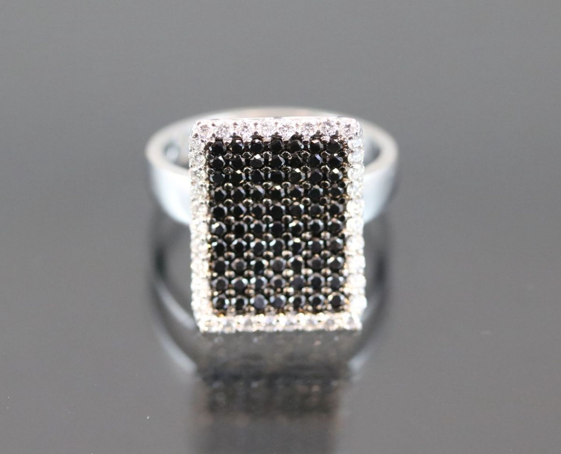 Brillant-Ring, 750 Weißgold6,7 Gramm Brillanten, ca.1 ct., weiß/schwarz. Ringgröße: 54Schätzpreis: - Bild 3 aus 3