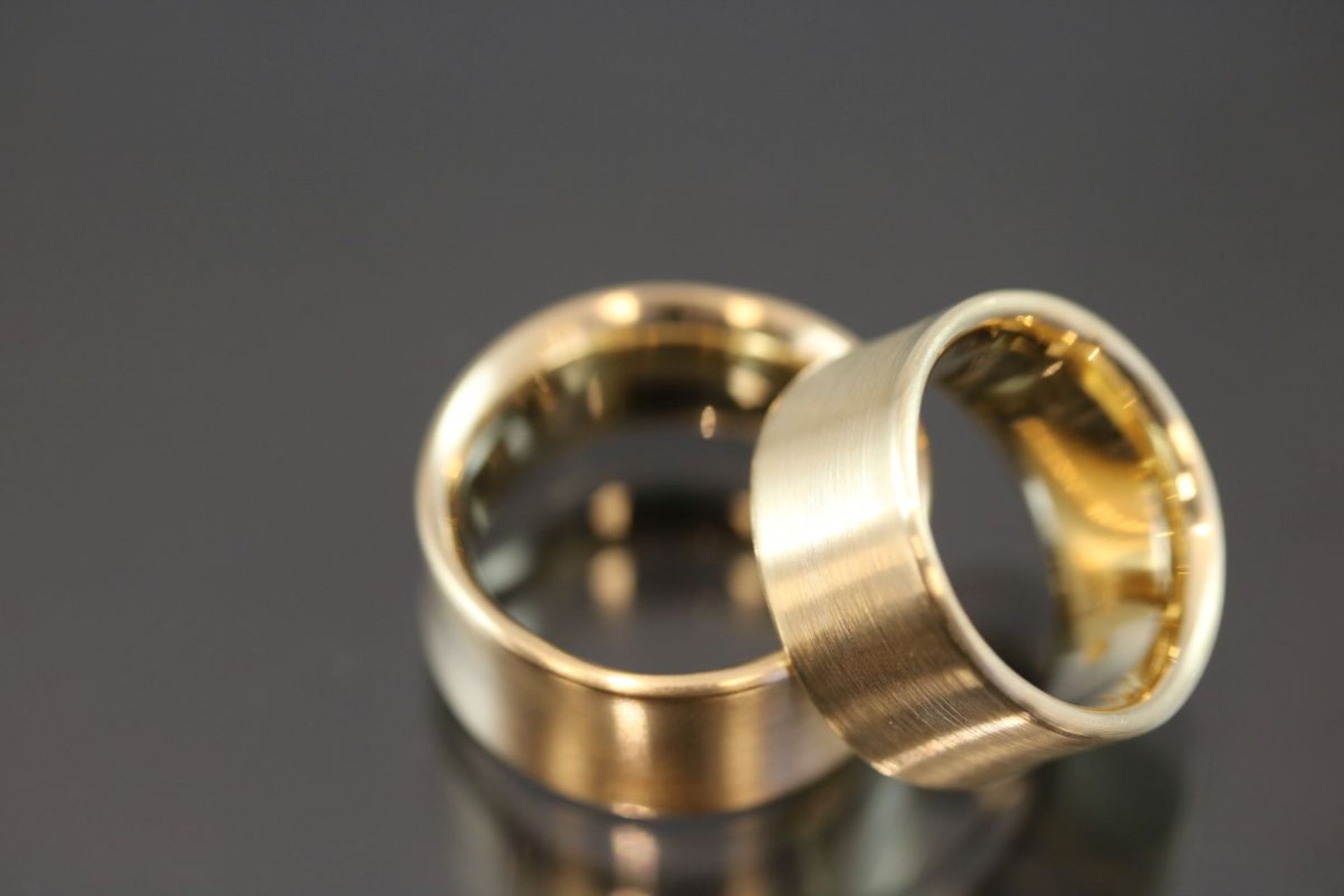 Trauringe, 750 Gelbgold37,3 Gramm Ringgröße: 52/57Breite: 10,5 cm, Koncave Ringform, 10,5 x 2,5 mm. - Bild 2 aus 4