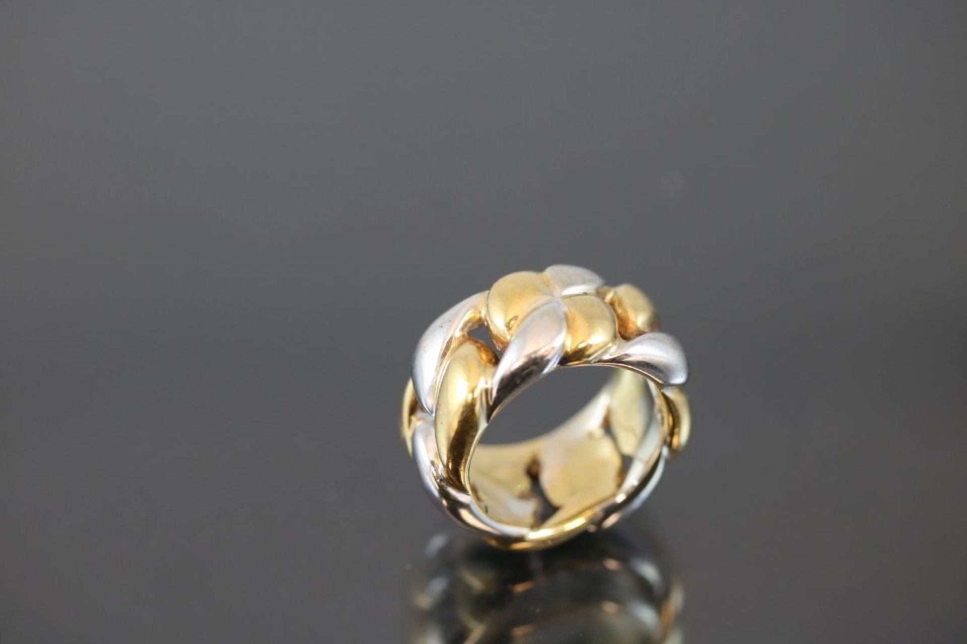 Ring, 750 Gold22,4 Gramm Ringgröße: 51Schätzpreis: 3000,-