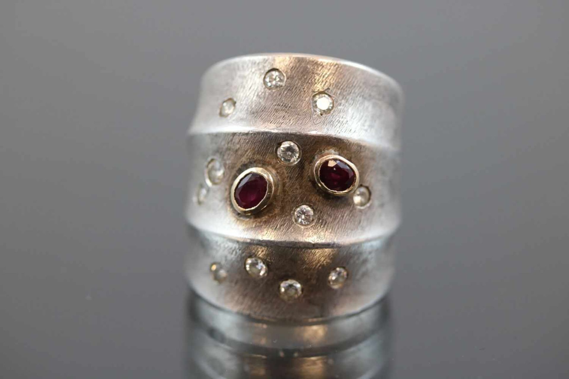 Design-Ring, 925 Silber/Gold21,3 Gramm 12 Brillanten, ca. 0,60 ct., w/si. Ringgröße: 582 Rubine.