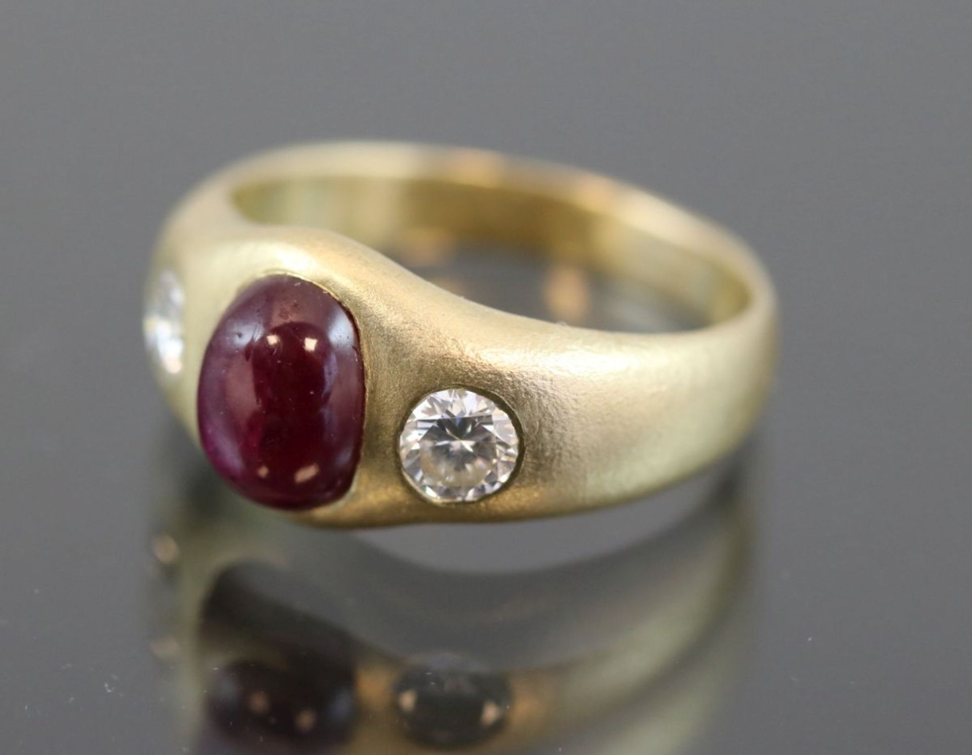 Rubin-Brillant-Ring, 585 Gelbgold8,4 Gramm 2 Brillanten, 0,50 ct., tw/vsi. Ringgröße: 59Schätzpreis: - Bild 2 aus 3