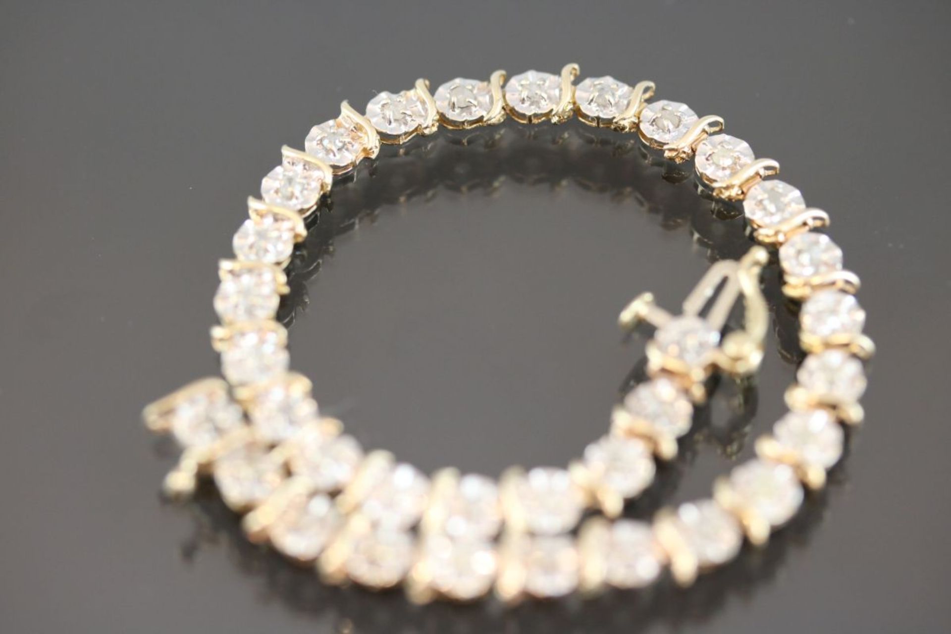 Diamant-Armband, 375 Gelbgold4,8 Gramm 33 Diamanten, ca. 0,60 ct., Länge: 17,5 cm Schätzpreis: 800,-