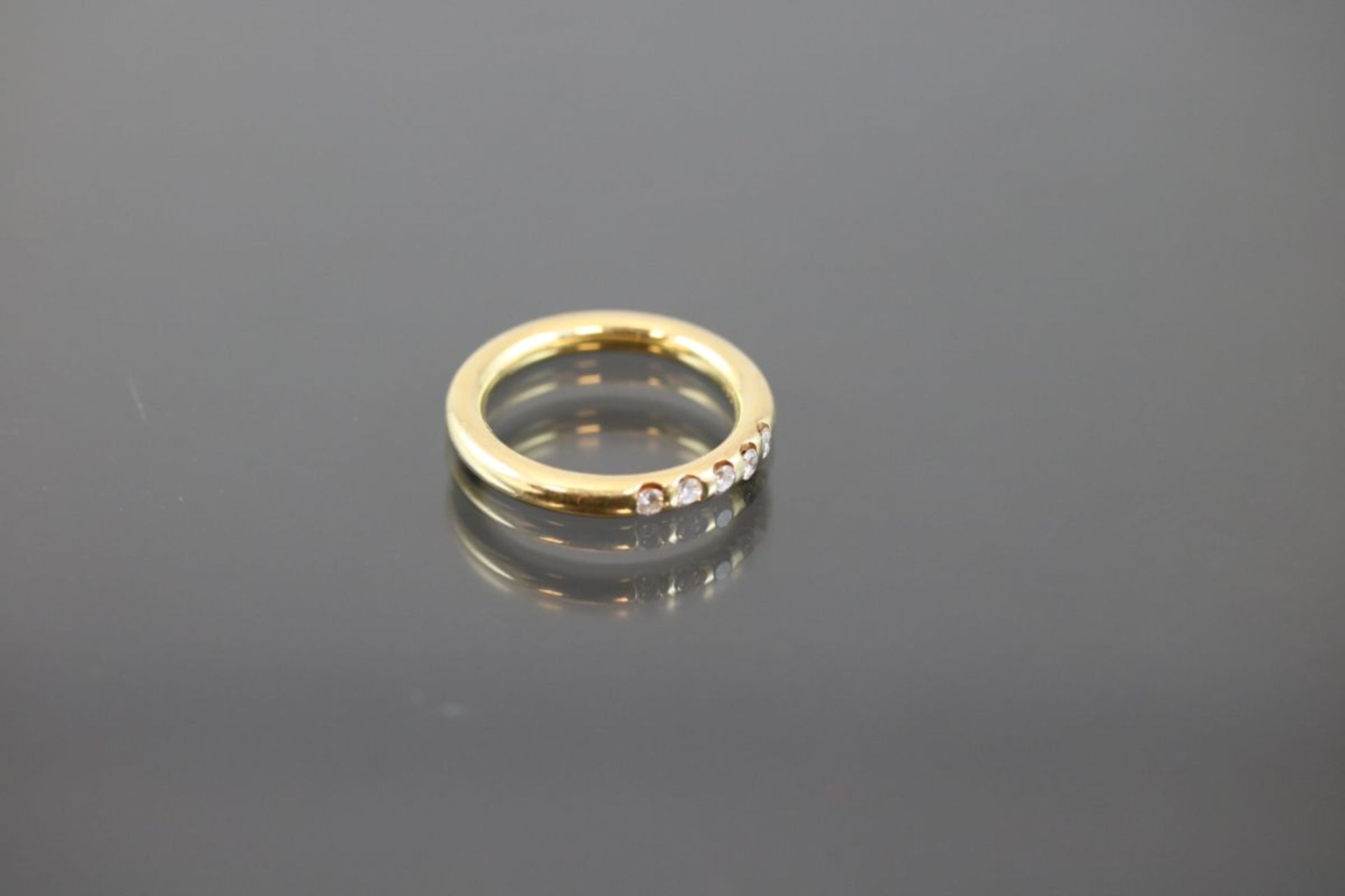 Brillant-Ring, 750 Gelbgold5,8 Gramm 5 Brillanten, 0,20 ct., tw/vsi. Ringgröße: 54Schätzpreis: - Bild 2 aus 2