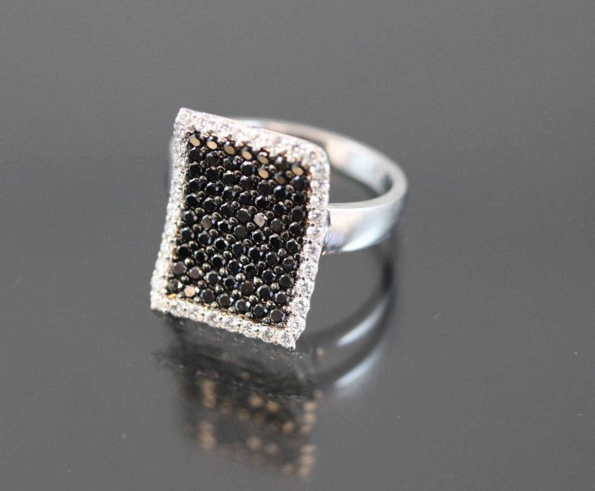 Brillant-Ring, 750 Weißgold6,7 Gramm Brillanten, ca.1 ct., weiß/schwarz. Ringgröße: 54Schätzpreis: