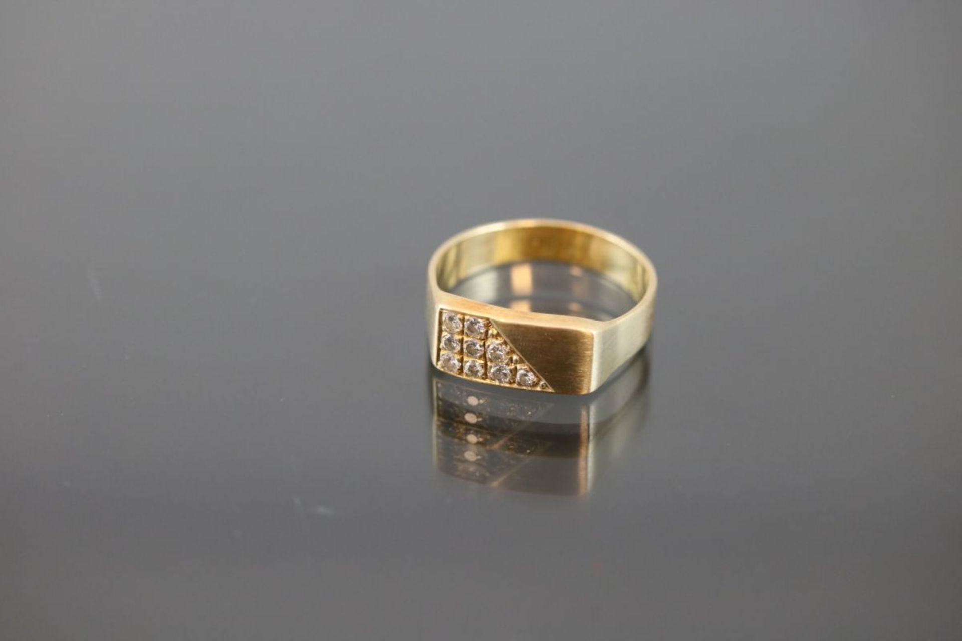 Brillant-Ring, 750 Gelbgold7,4 Gramm Brillanten, 0,40 ct., tw/vsi. Ringgröße: 62Schätzpreis: 2200,-