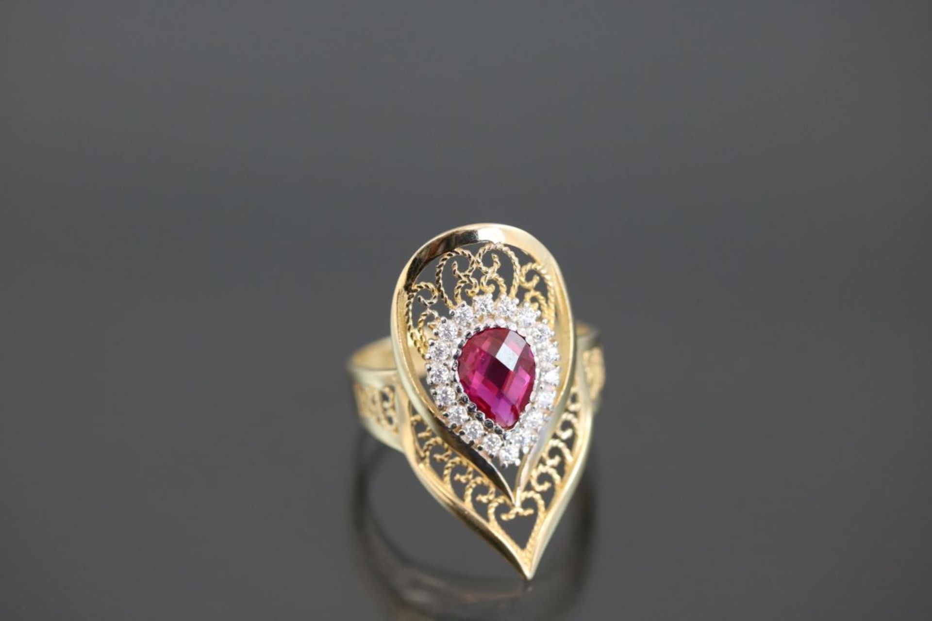 Farbstein-Ring, 585 Gelbgold4,25 Gramm Ringgröße: 59Schätzpreis: 600,-