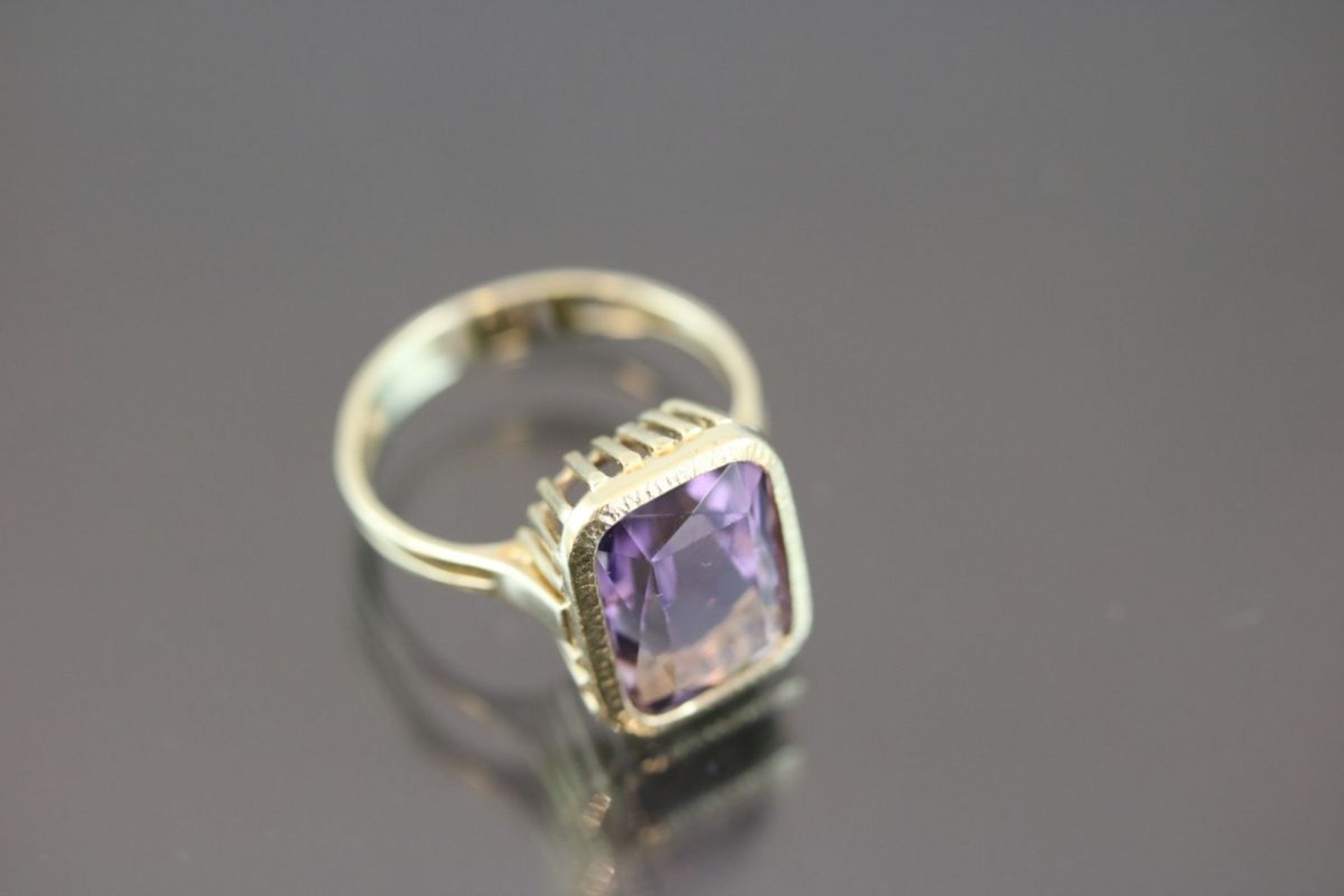 Amethyst-Ring, 585 Gelbgold4,26 Gramm 1 Amethyst, Ringgröße: 52Schätzpreis: 600,- - Bild 2 aus 3