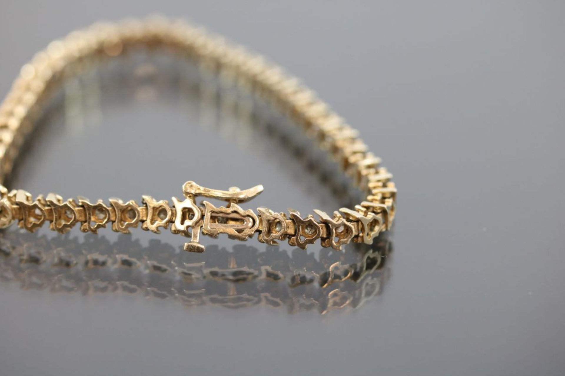 Brillant-Armband, 375 Gold10 Gramm 44 Brillanten, ca. 2,2 ct., fancy/p1. Länge: 18 cm - Bild 2 aus 3