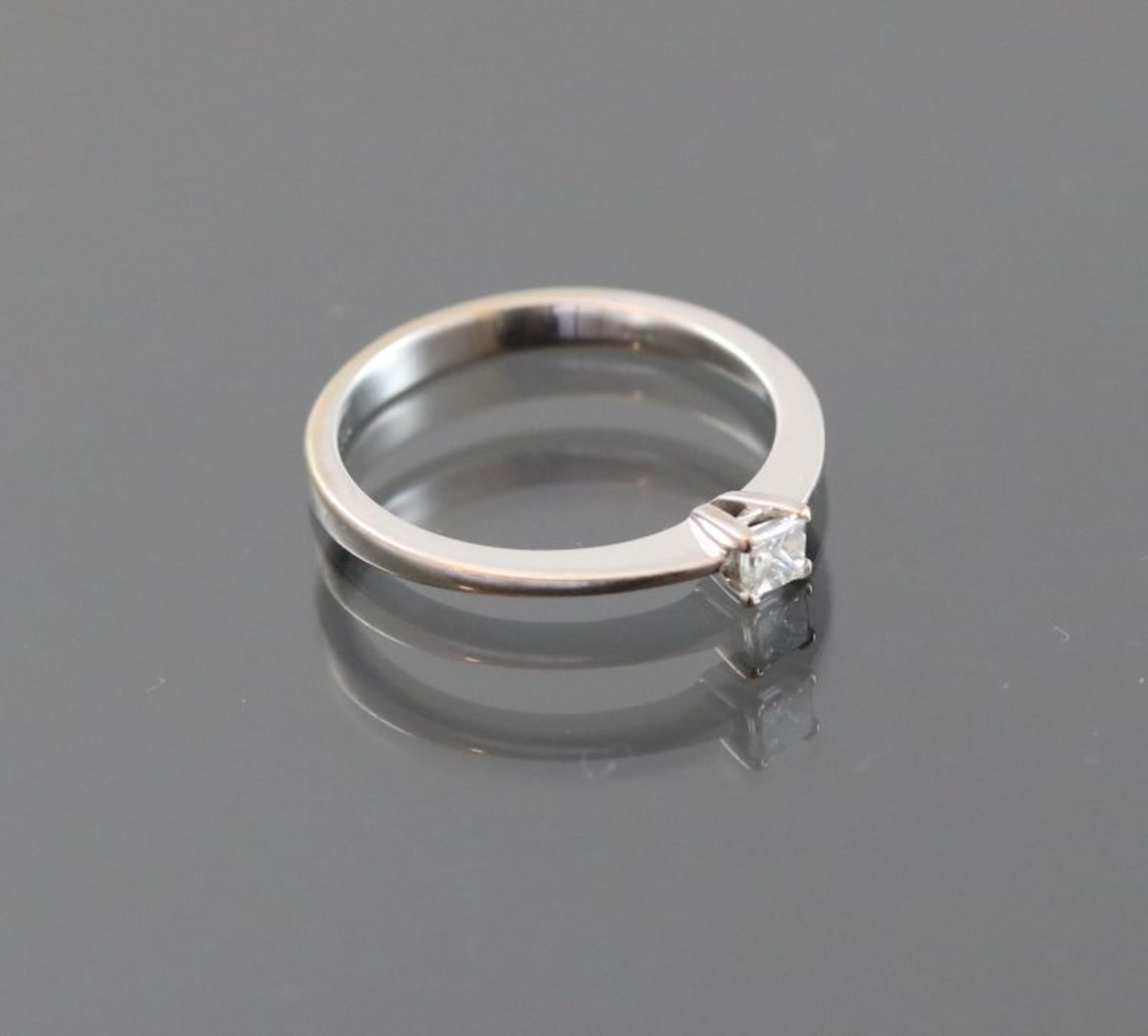 Diamant-Ring, 750 Weißgold2,5 Gramm 1 Diamantcarre, 0,15 ct., Ringgröße: 53,5Schätzpreis: 700,- - Bild 2 aus 3