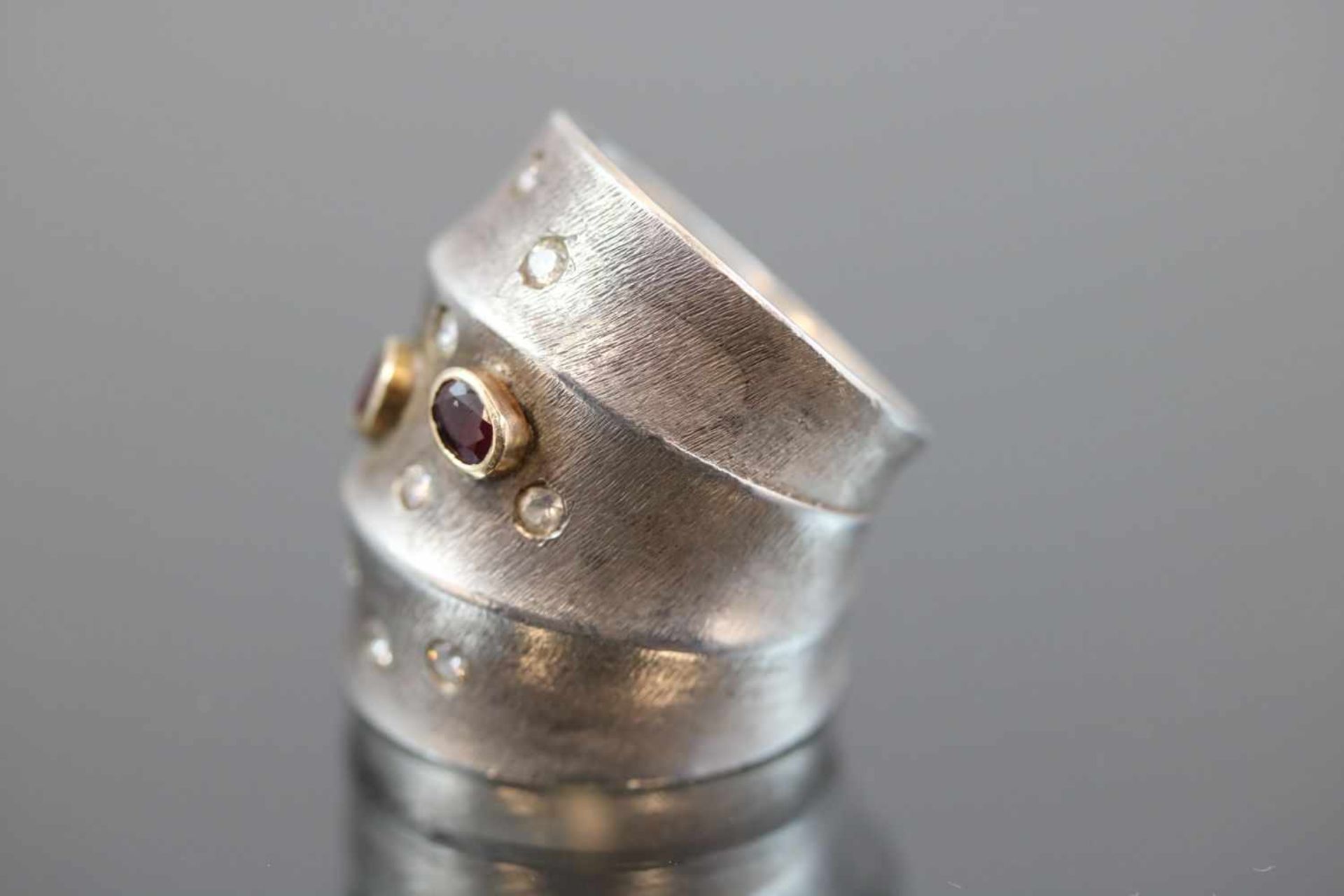 Design-Ring, 925 Silber/Gold21,3 Gramm 12 Brillanten, ca. 0,60 ct., w/si. Ringgröße: 582 Rubine. - Bild 2 aus 3