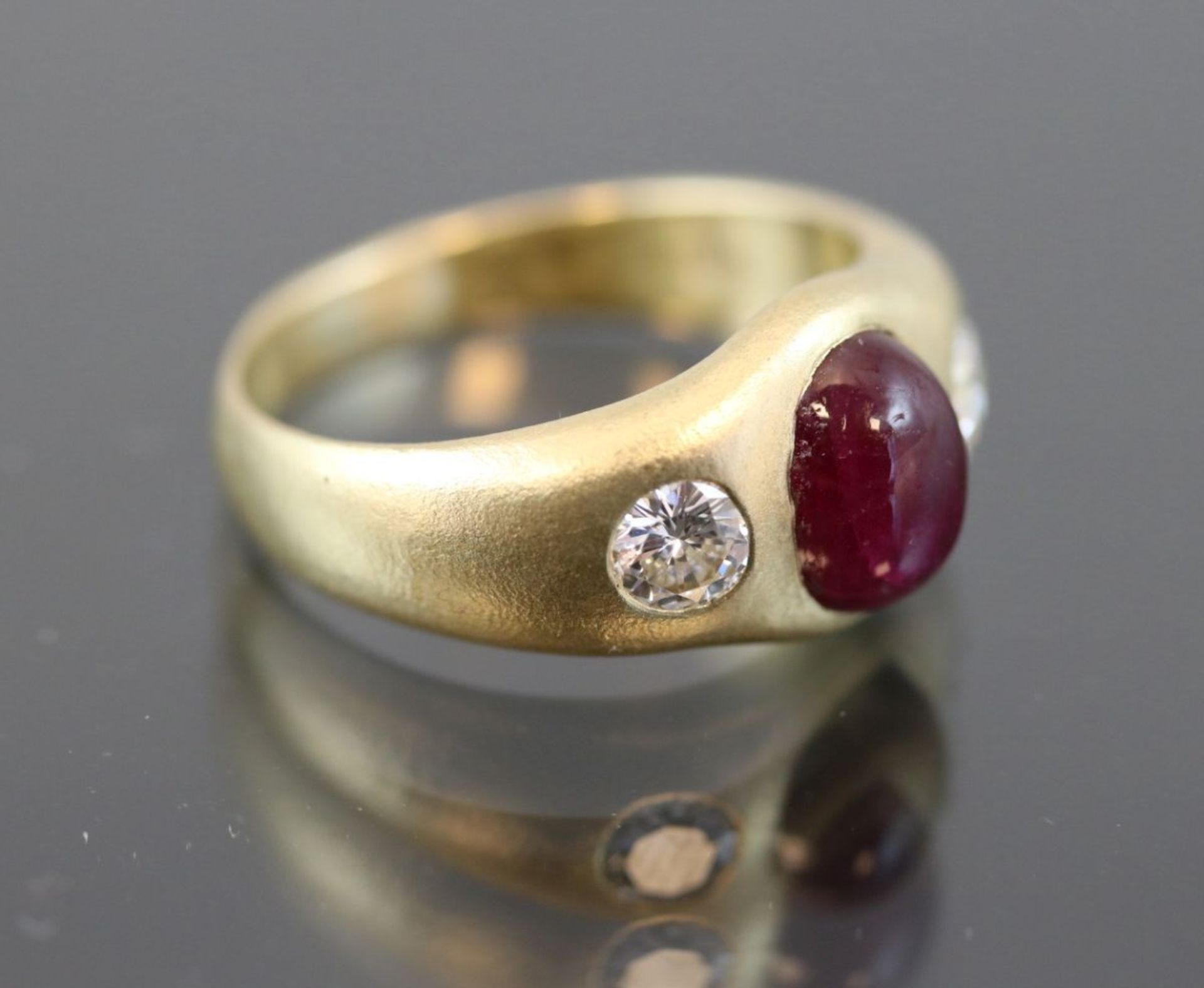 Rubin-Brillant-Ring, 585 Gelbgold8,4 Gramm 2 Brillanten, 0,50 ct., tw/vsi. Ringgröße: 59Schätzpreis: - Bild 3 aus 3