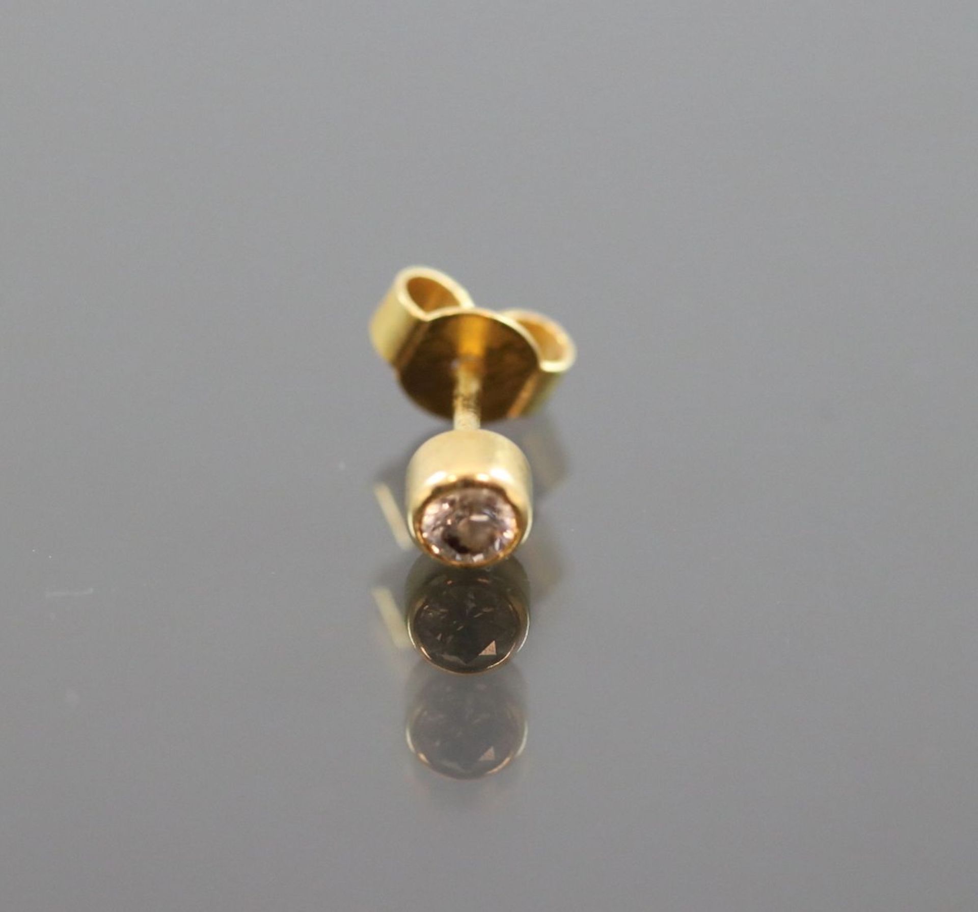 Brillant-Ohrstecker, 750 Gelbgold0,6 Gramm 1 Brillant, 0,20 ct., w/si. Schätzpreis: 800,-